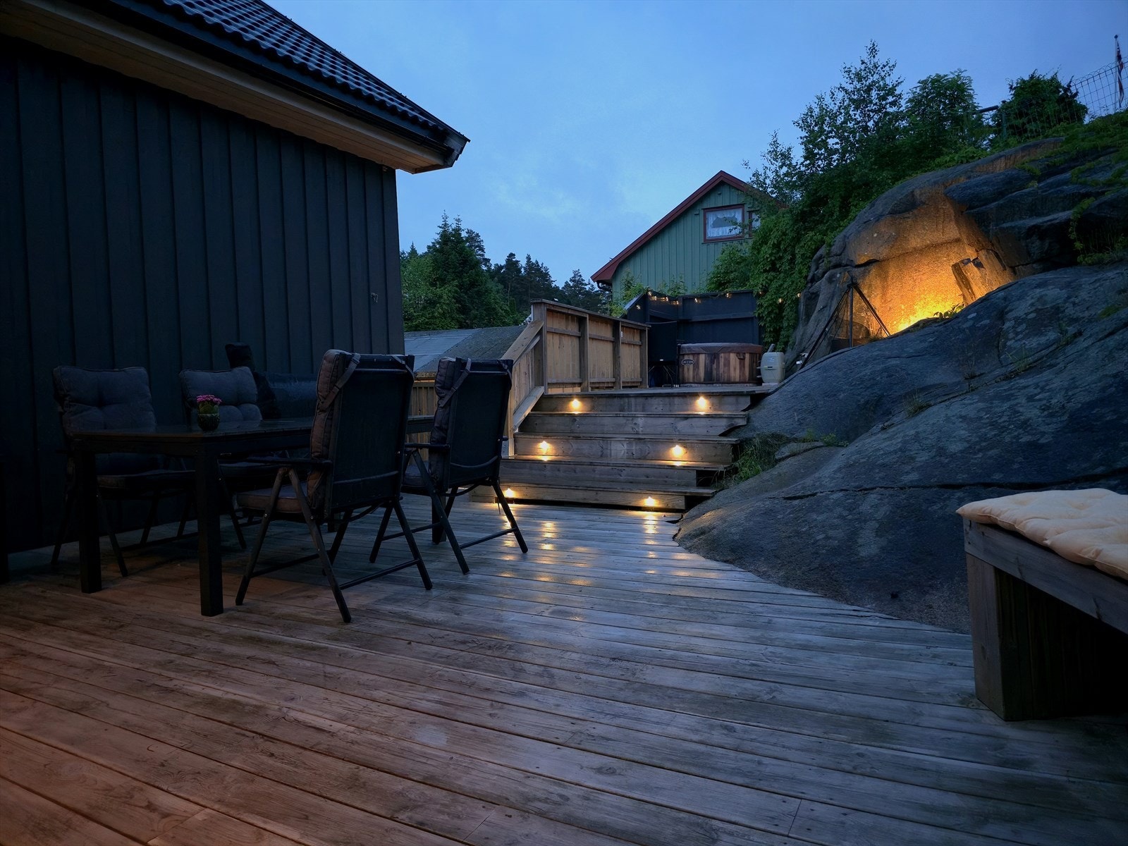 Belysning i trappen og langs fjellet skaper en innbydende stemning (selgers bilde). Galleribilde