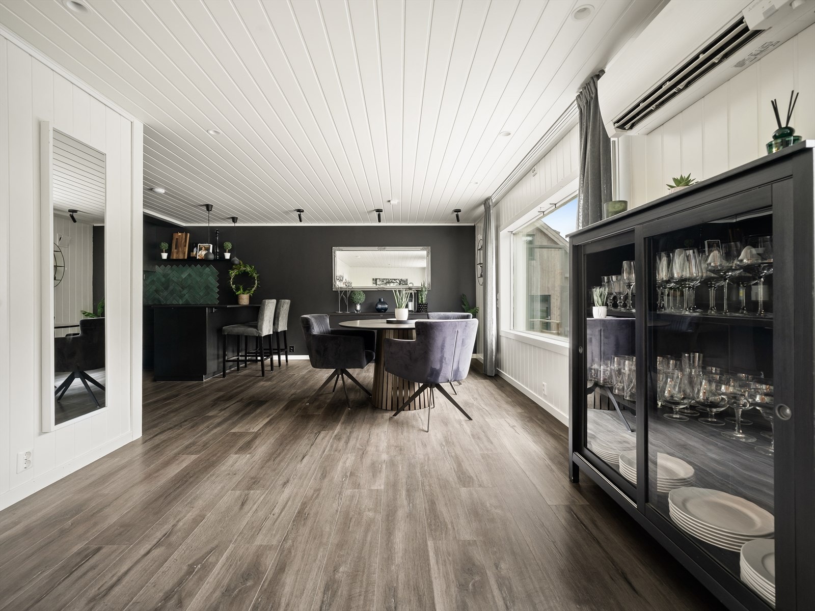 Stuen har god plass til både sofagruppe og spiseplass, og er naturlig inndelt i soner. Det er varmepumpe montert. Galleribilde