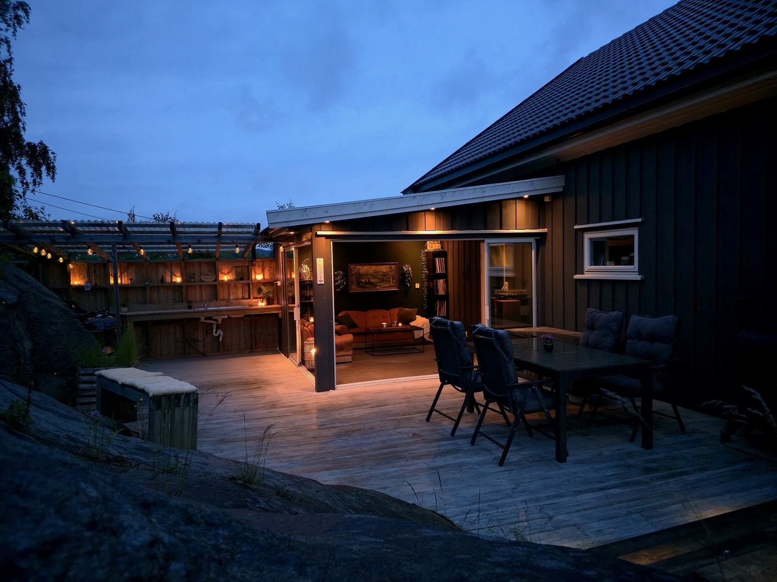 Koselig kveldsstemning på terrassen (selgers bilde). Galleribilde