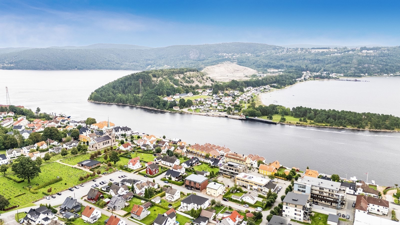 Med bil bruker du ca. 25 minutter til Drammen bruker og ca. 50 minutter til Oslo Galleribilde