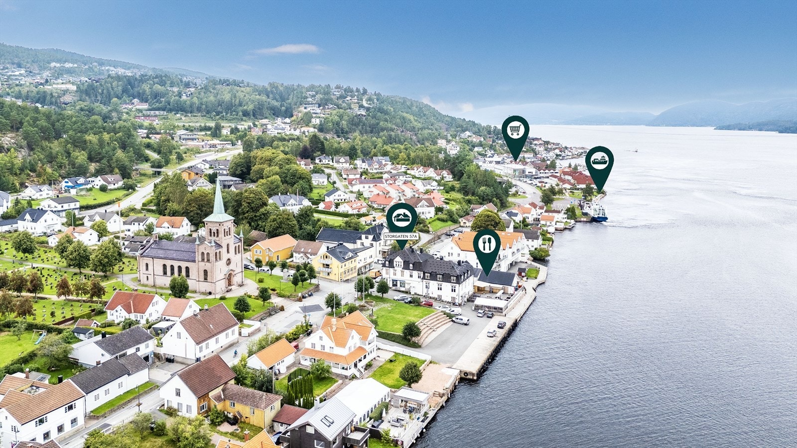 Leiligheten er over to plan og ligger midt i Svelvik sentrum. Her har du kort vei til nærsenter med dagligvare og spisesteder. Galleribilde