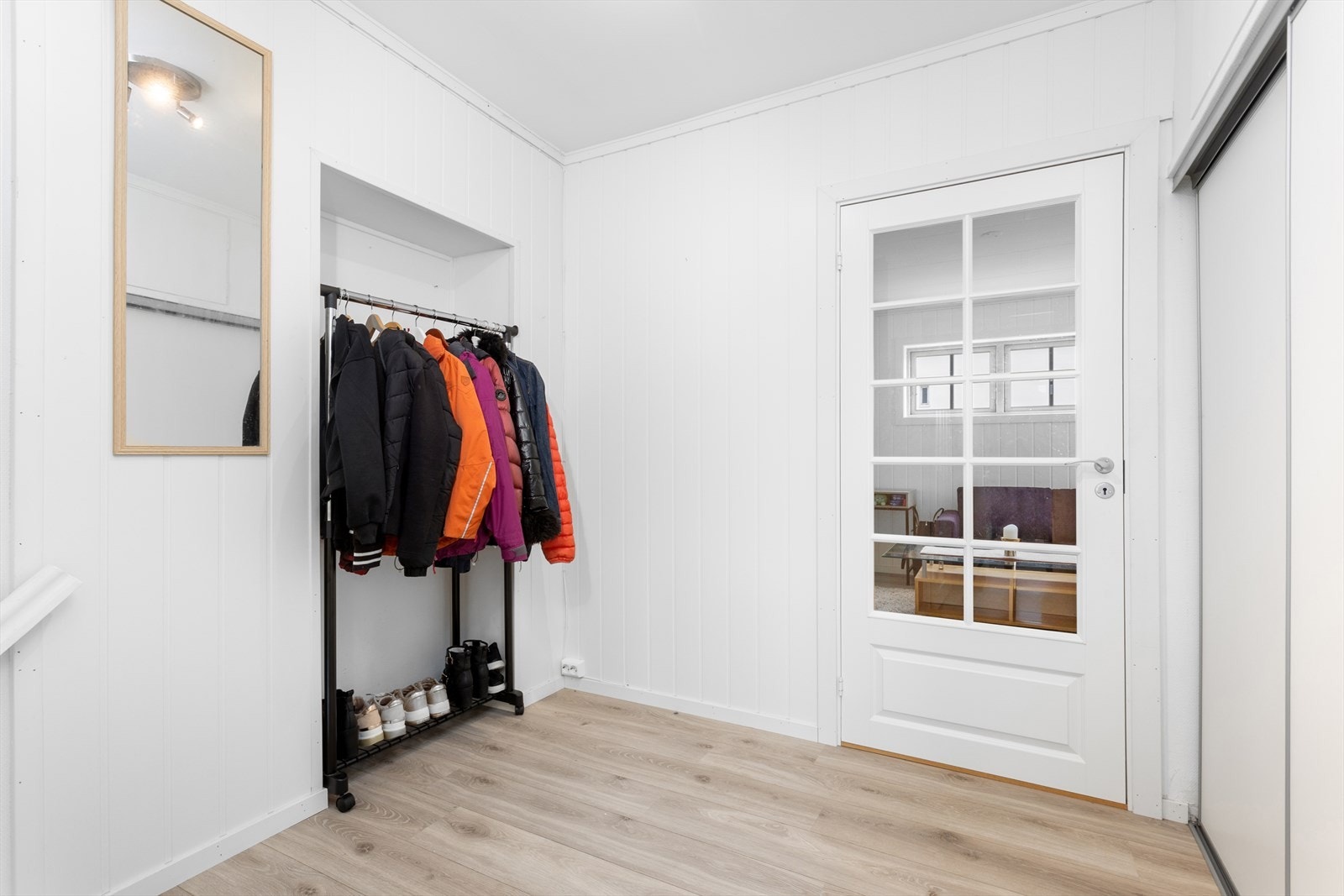 I det du kommer opp i 2. etasje har gangen skyvedørsgarderobe og plass til heng Galleribilde