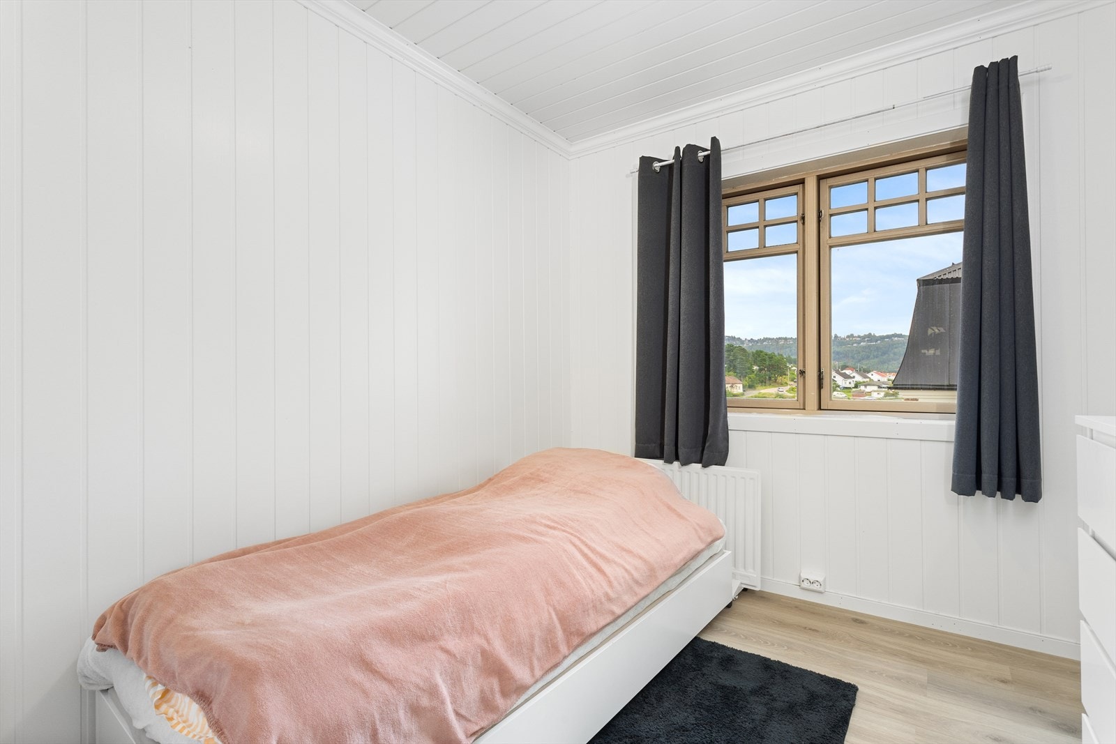 Soverom nr. 2 ligger i 2. etasje med adkomst fra gangen Galleribilde
