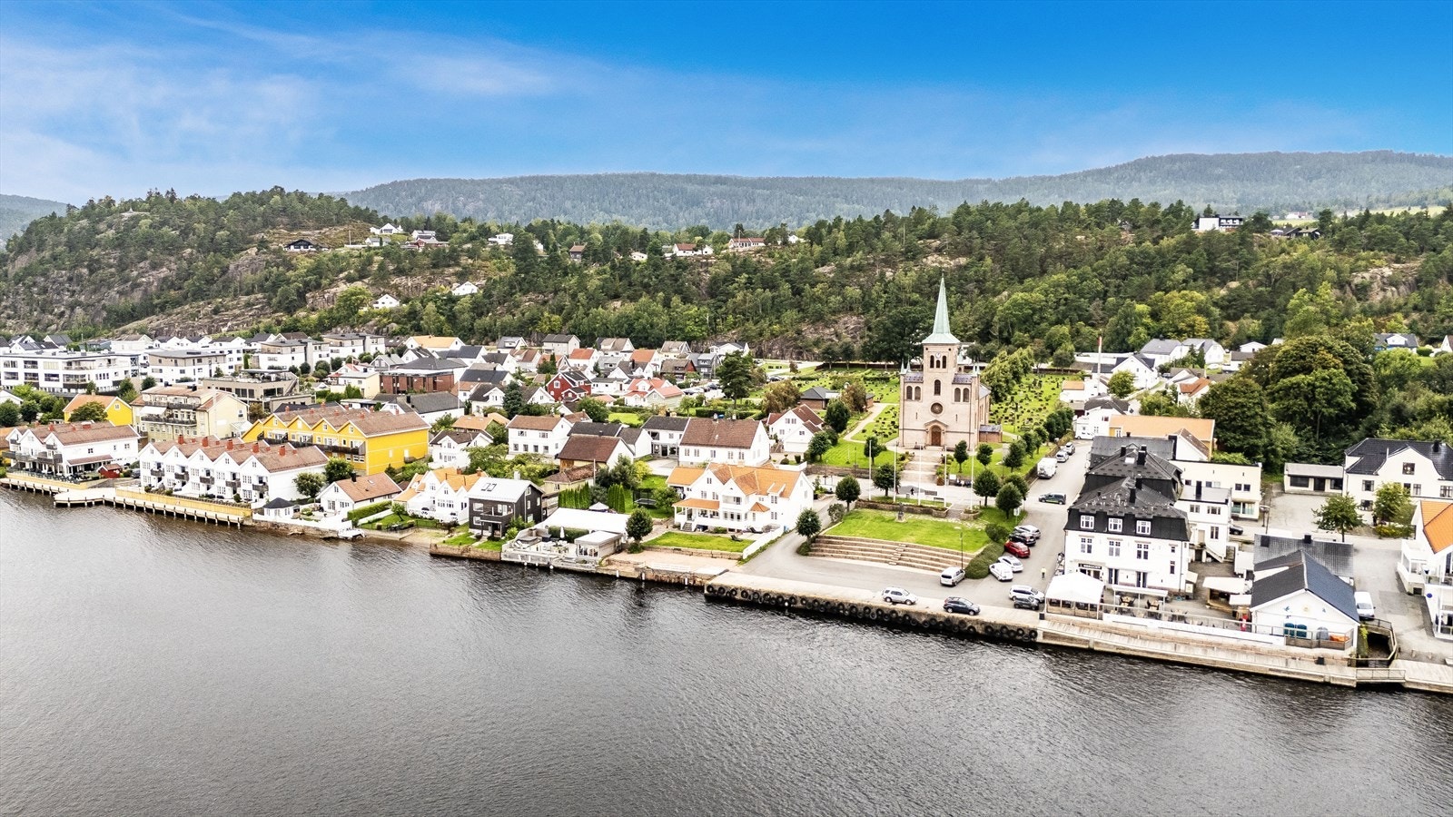 Svelvik sentrum er en idyllisk kystperle ved Drammensfjorden, kjent for sin karakteristiske hvite trehusbebyggelse, trange smug og blomsterfylte stakittgjerder. Galleribilde