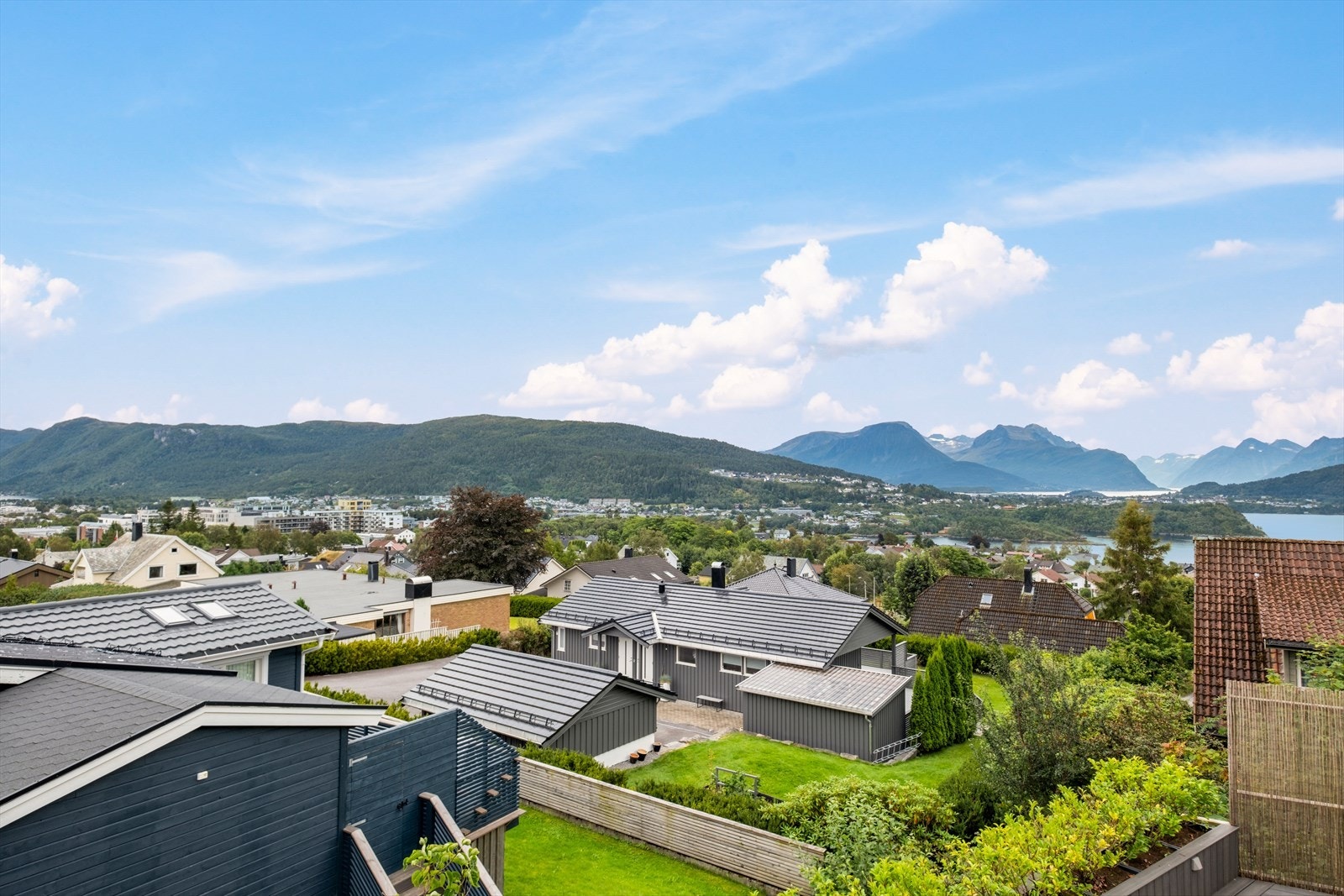 Utsikt over boligområdet og landskapet rundt. Galleribilde
