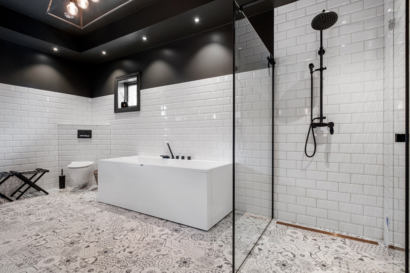 Badet i første etasje ble oppgradert i 2019 med nye overflater, elektriske varmekabler og sanitærutstyr. Galleribilde