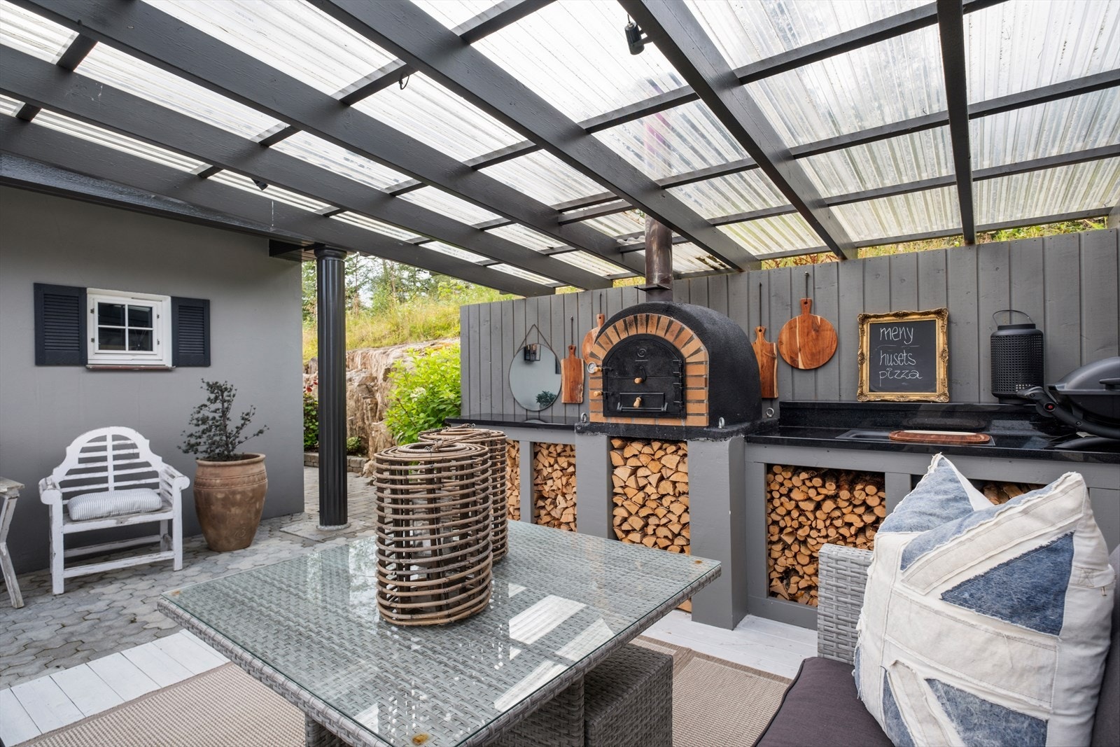 Grillplassen ligger i tilknytning til carporten. Galleribilde