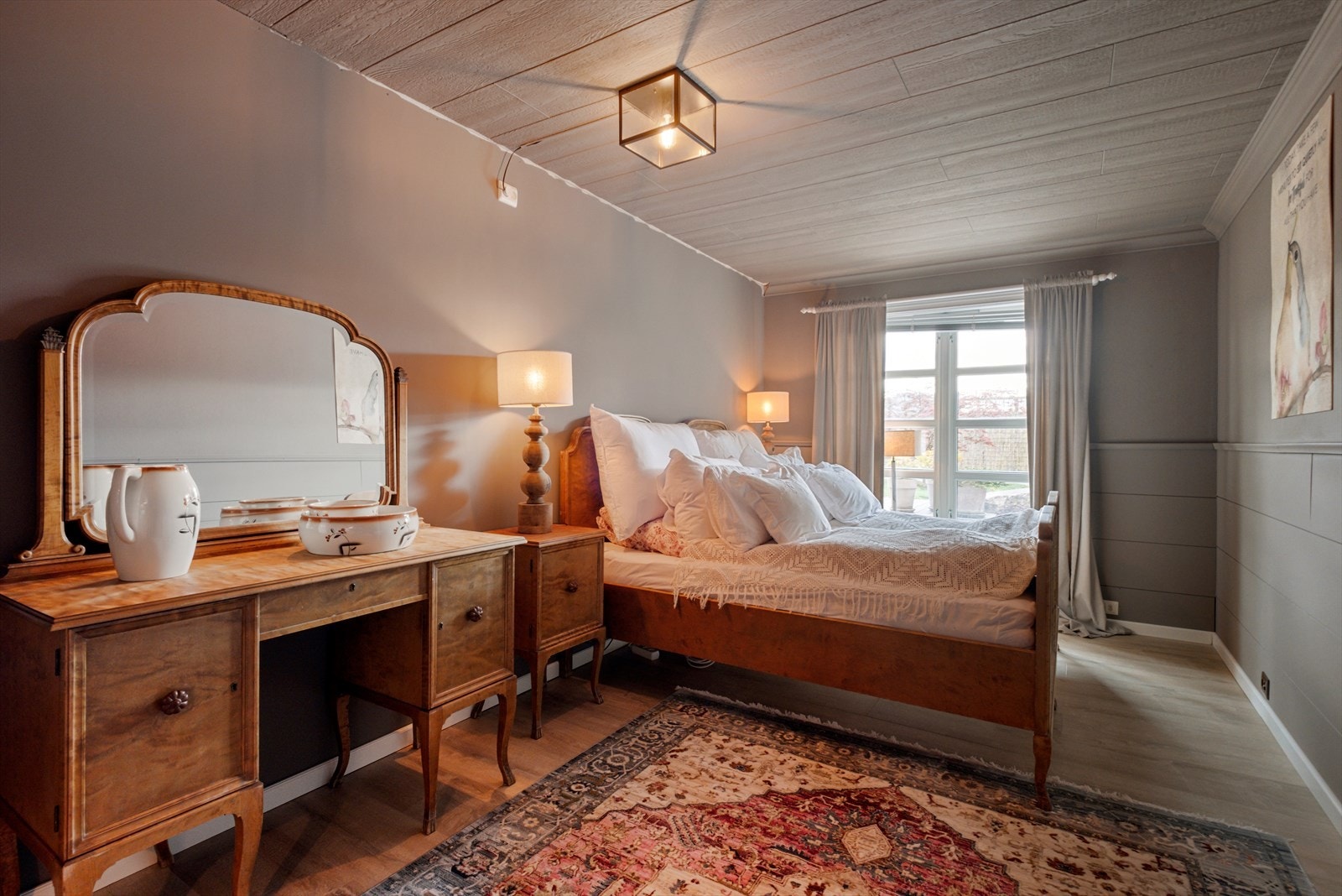 Et romslig soverom med plass til dobbeltseng og sminkebord. Galleribilde
