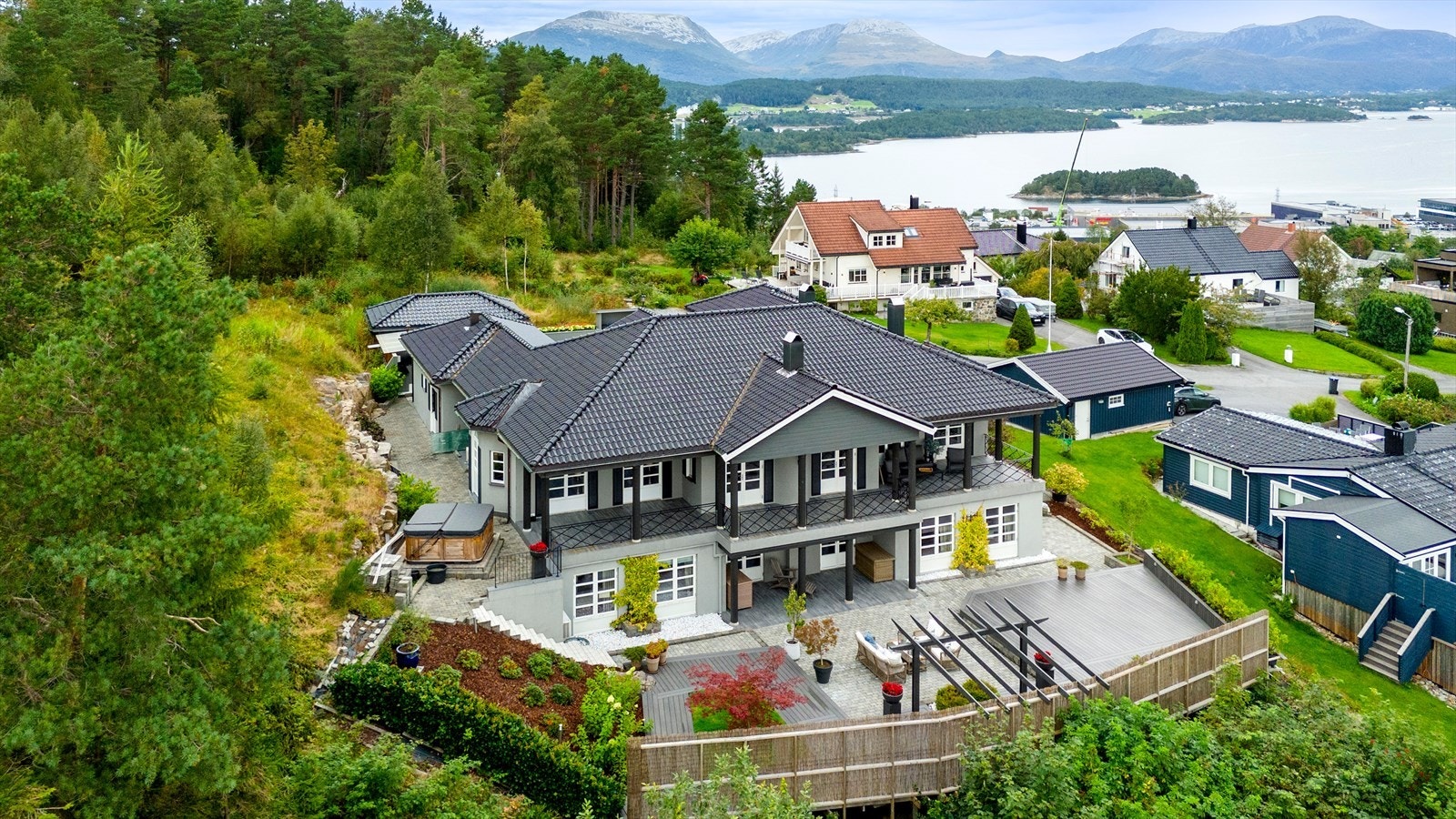 Eiendommen har en sydvendt tomt med en terrasse på ca. 200 m² og en overbygd altan på ca. 50 m². Galleribilde