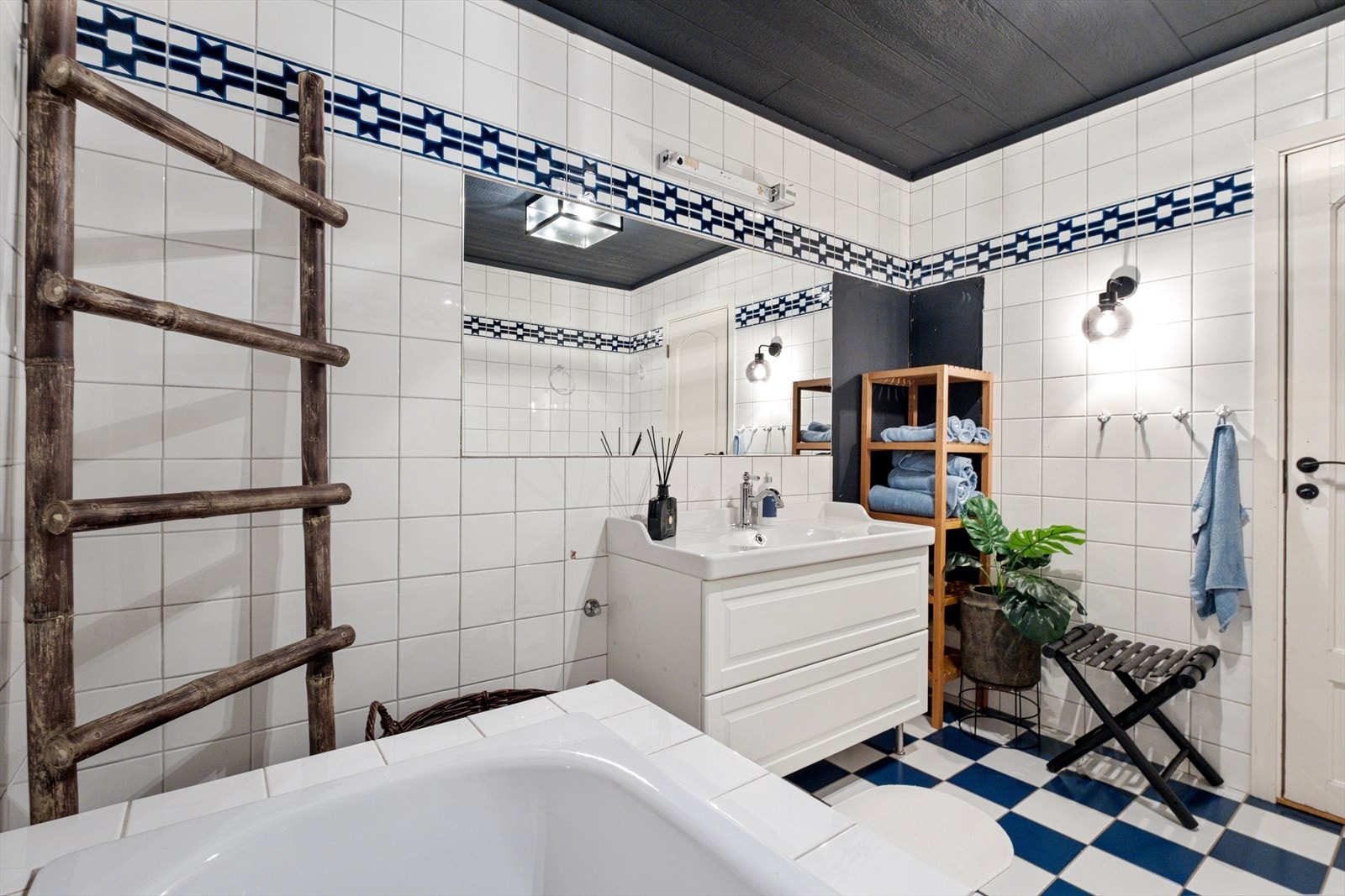Overflatene er fra byggeåret, med fliser på gulv og vegger. Galleribilde