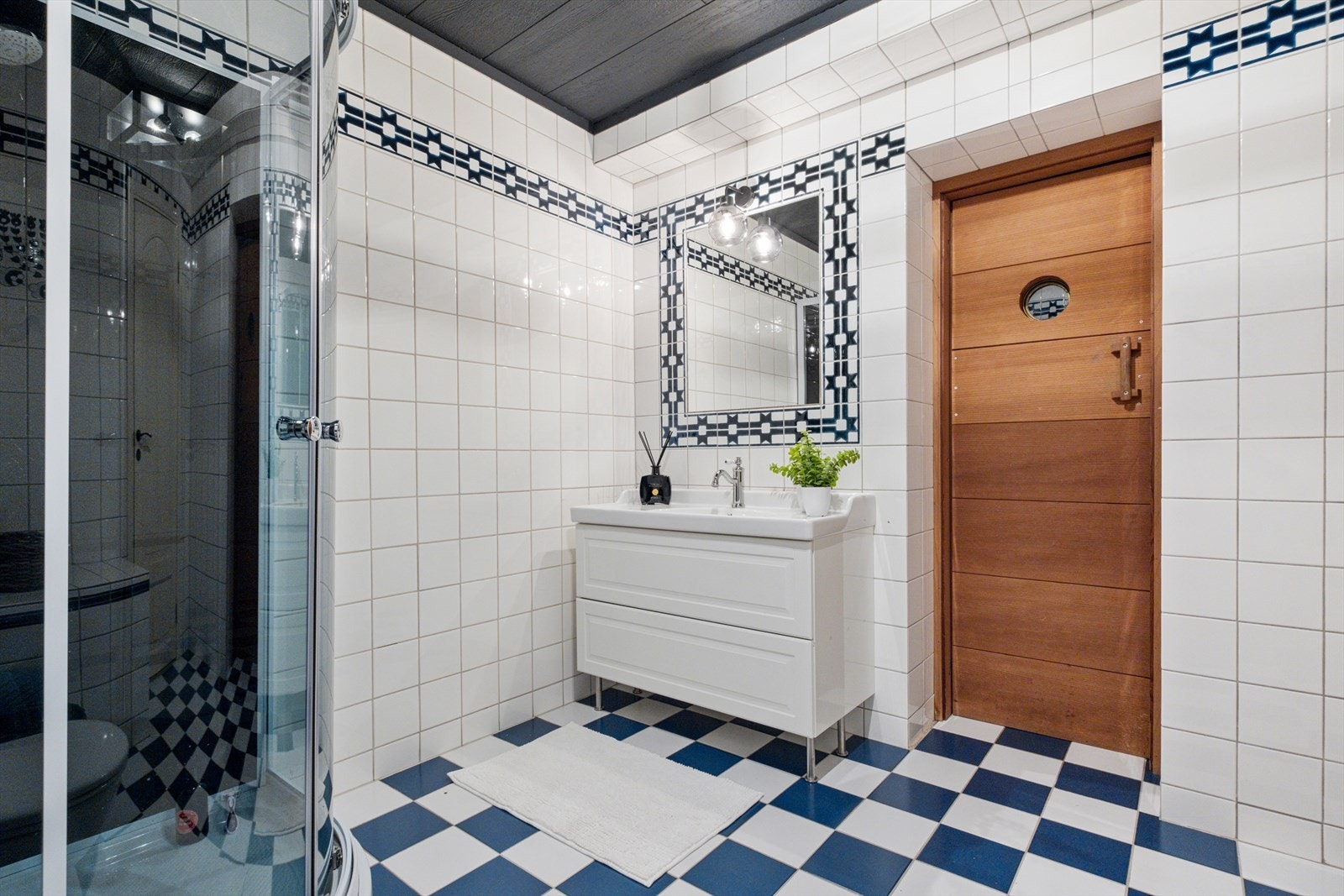 Badet er utstyrt med servantinnredning og toalett. Galleribilde