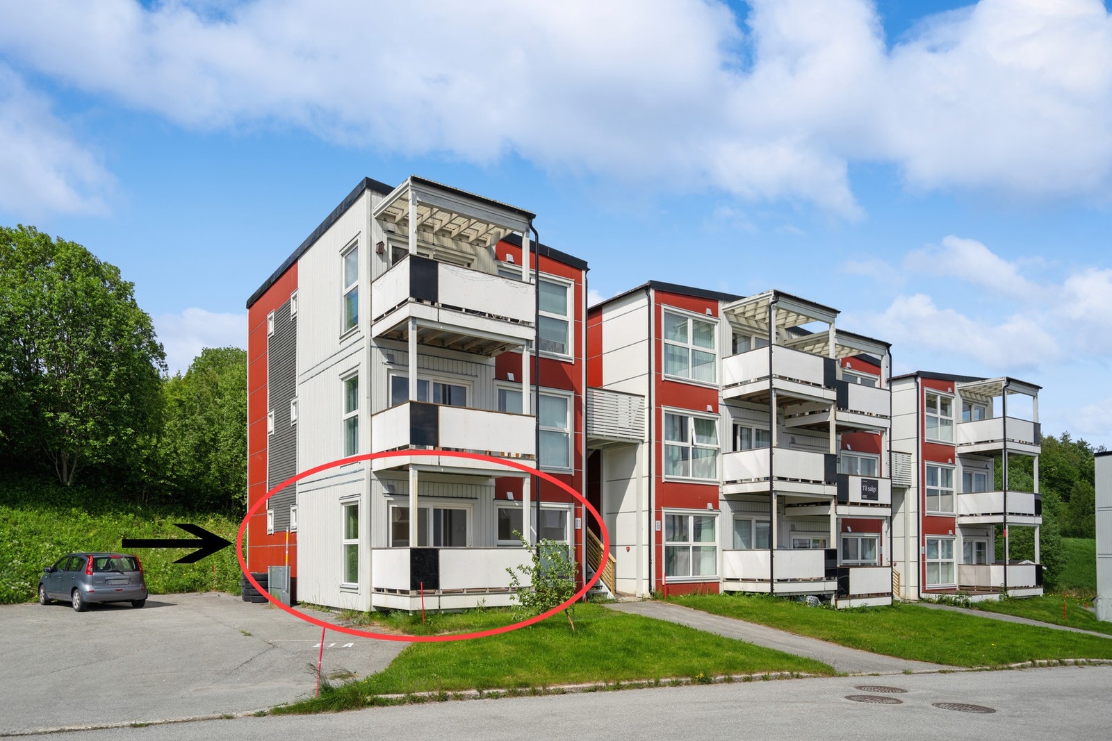 Leiligheten ligger i et rolig og etablert boligområde med umiddelbar nærhet til turterreng, skole og barnehager. Galleribilde