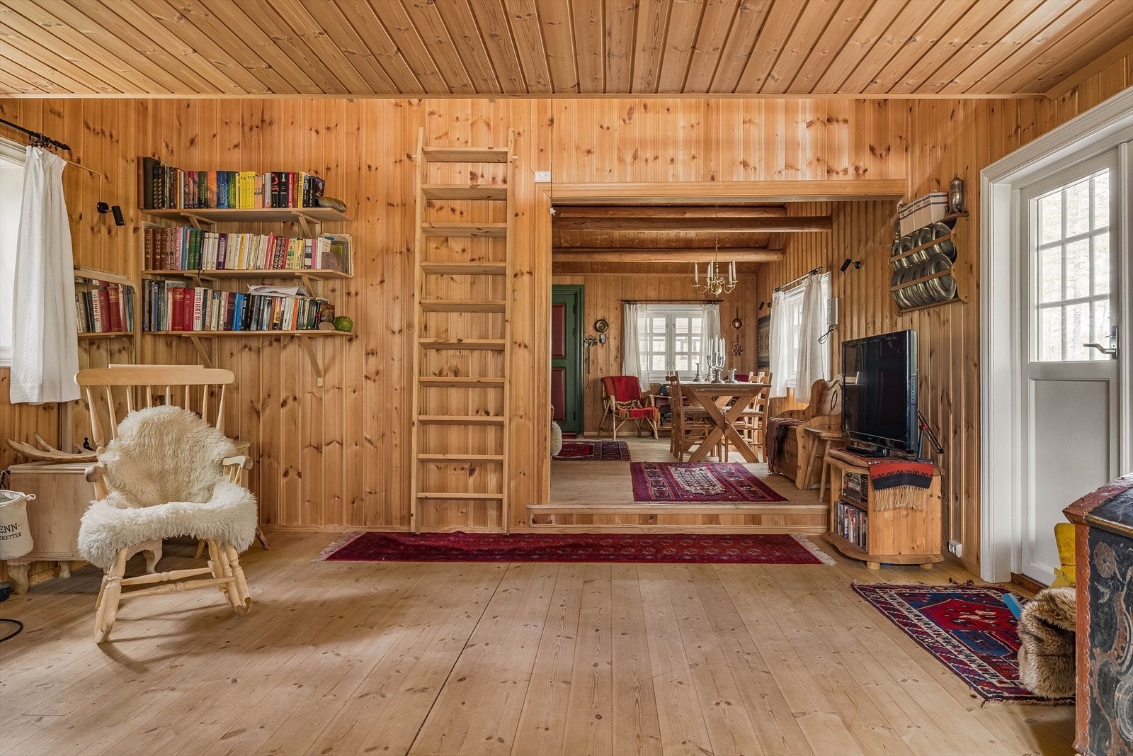 Hytta fremstår som lun og hjemmekoselig. Galleribilde