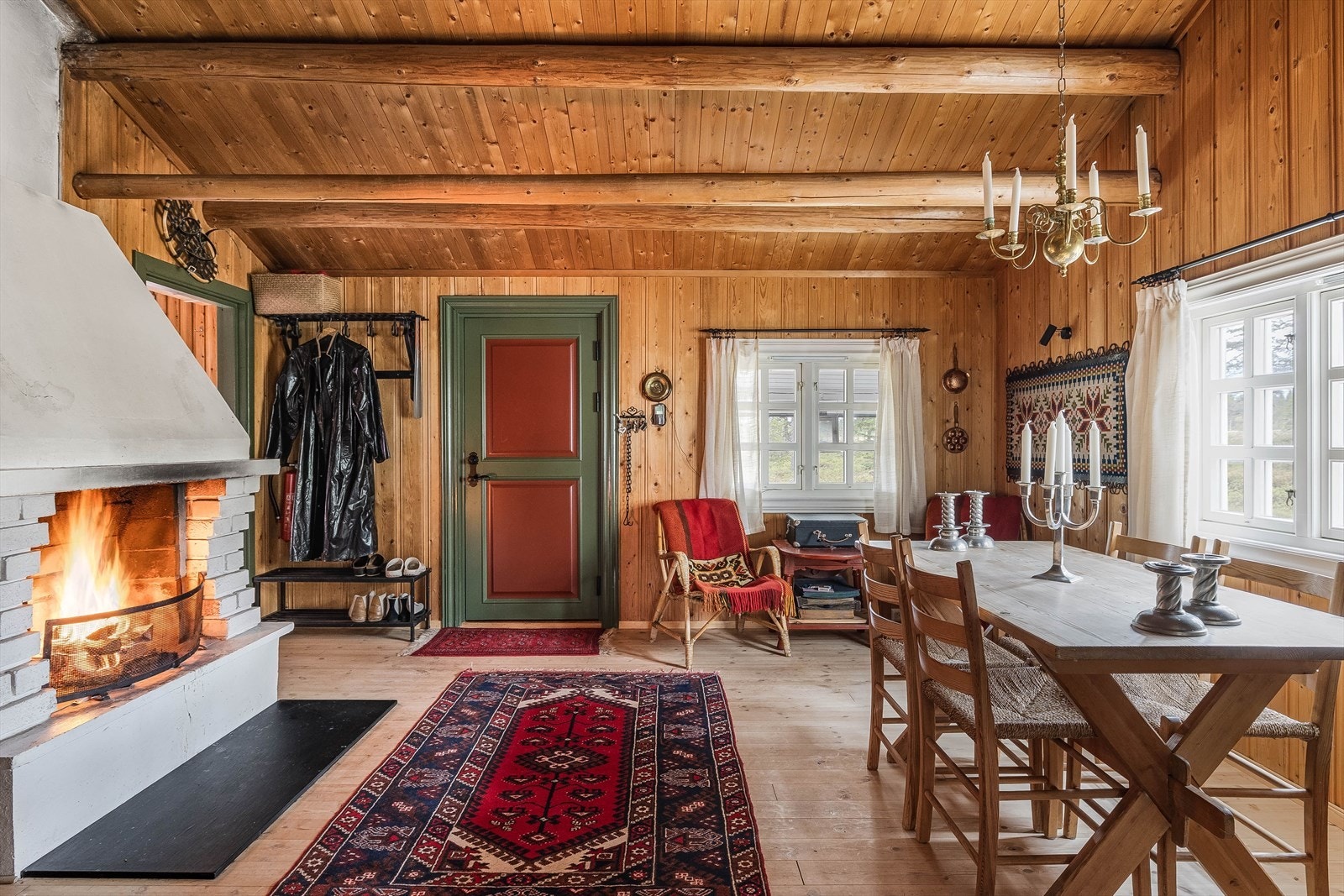 Du kommer rett inn i et åpent og sosialt rom og møtes av en flott peisovn! Galleribilde