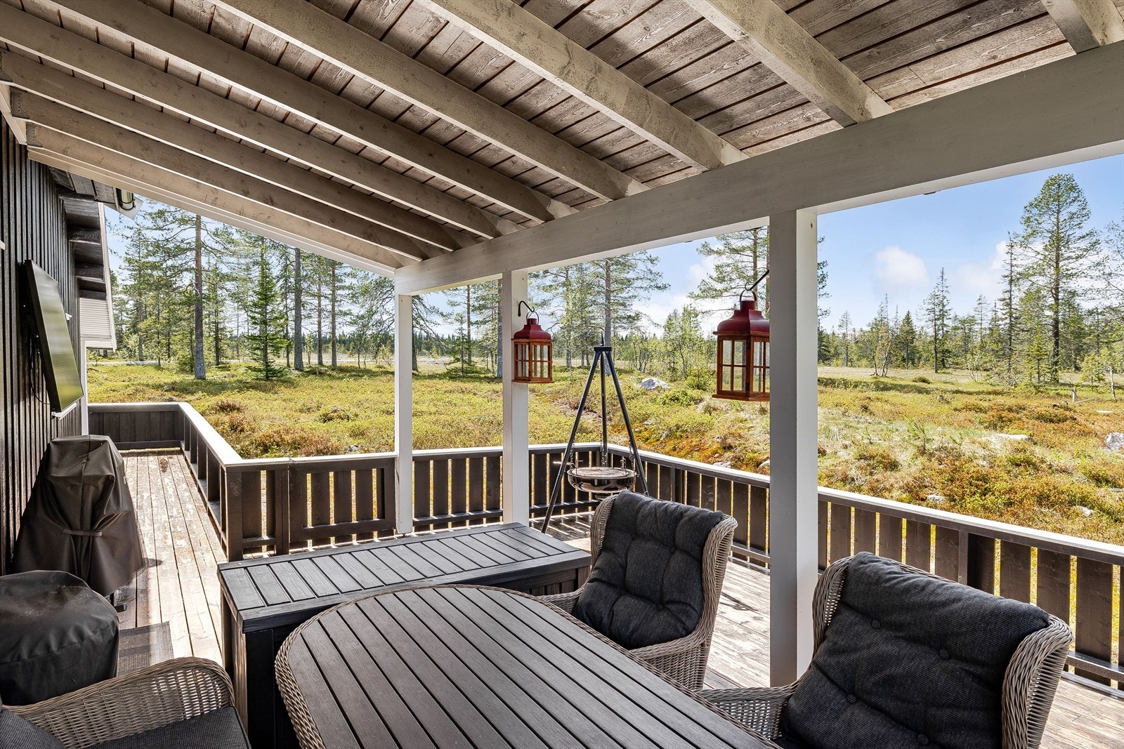 Terrassen har både åpne og overbygde soner, slik at man også kan trekke seg tilbake i skyggen om solen blir for varm. Galleribilde
