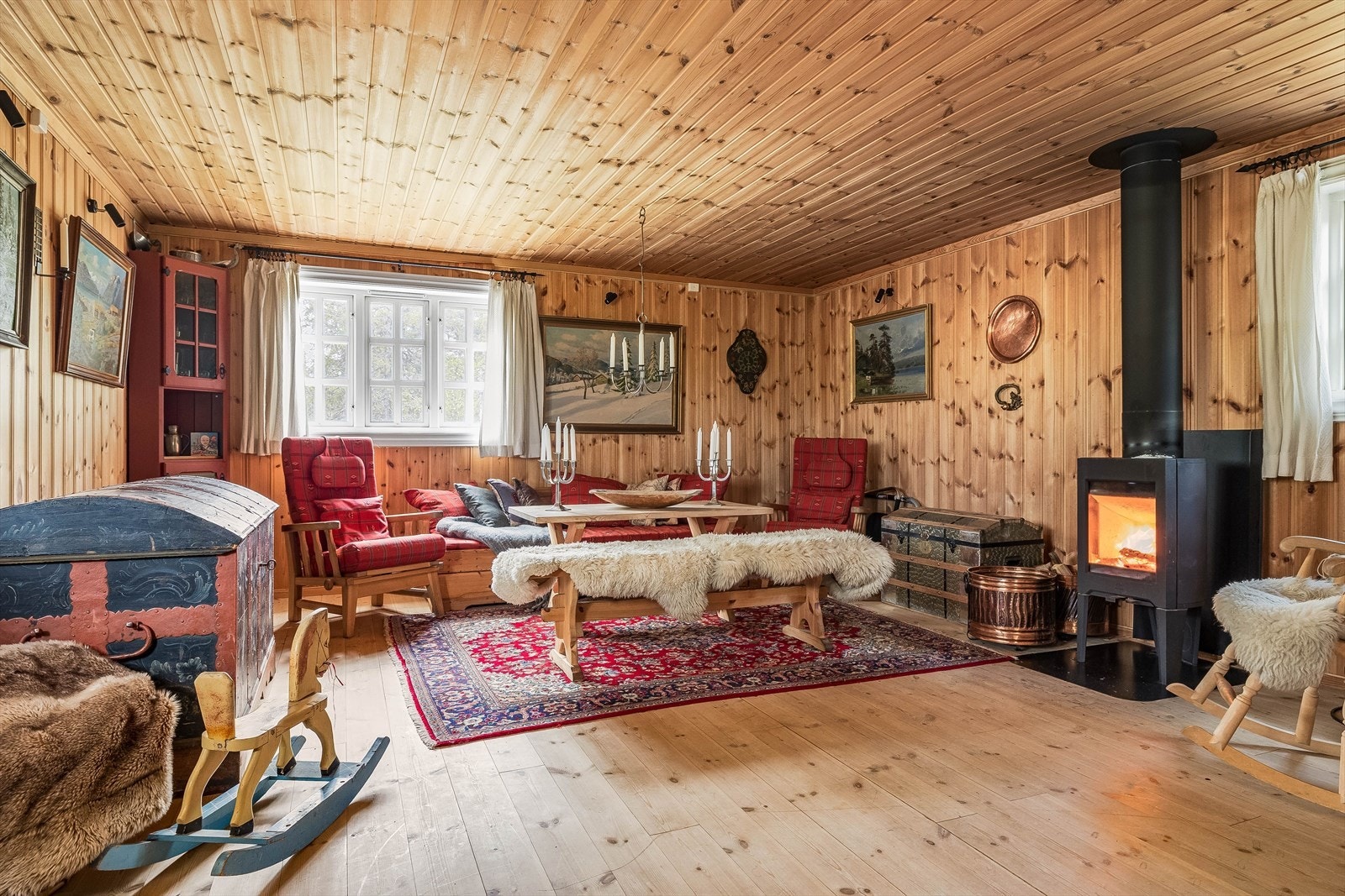 Fin stue med god plass til sofagruppe og salongbord. Galleribilde