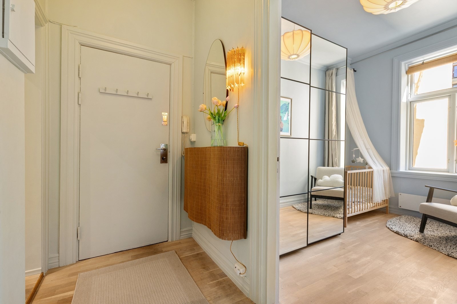 Leiligheten har en innbydende og romslig entré. Galleribilde