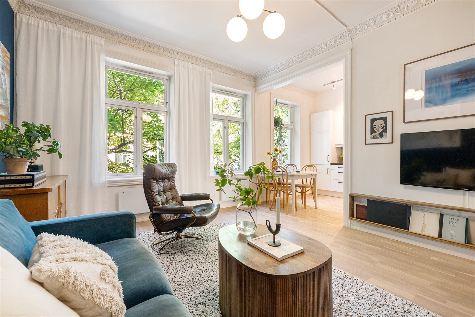 Stor, lys og innbydende stue med klassiske detaljer som stukkatur og rosetter. Galleribilde