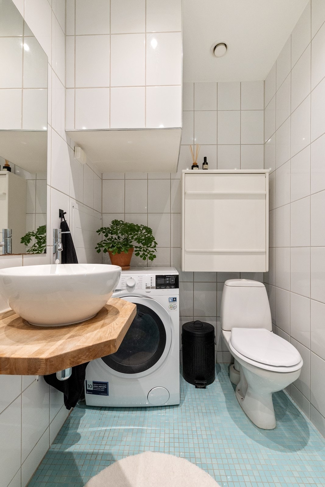 På badet er det plass og opplegg for vaskemaskin. Galleribilde