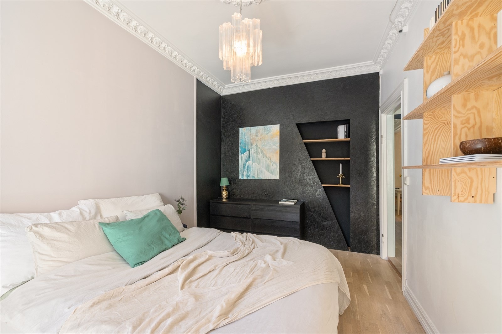 Soverommet er av god størrelse med plass til en stor dobbeltseng og tilhørende møblement. Galleribilde