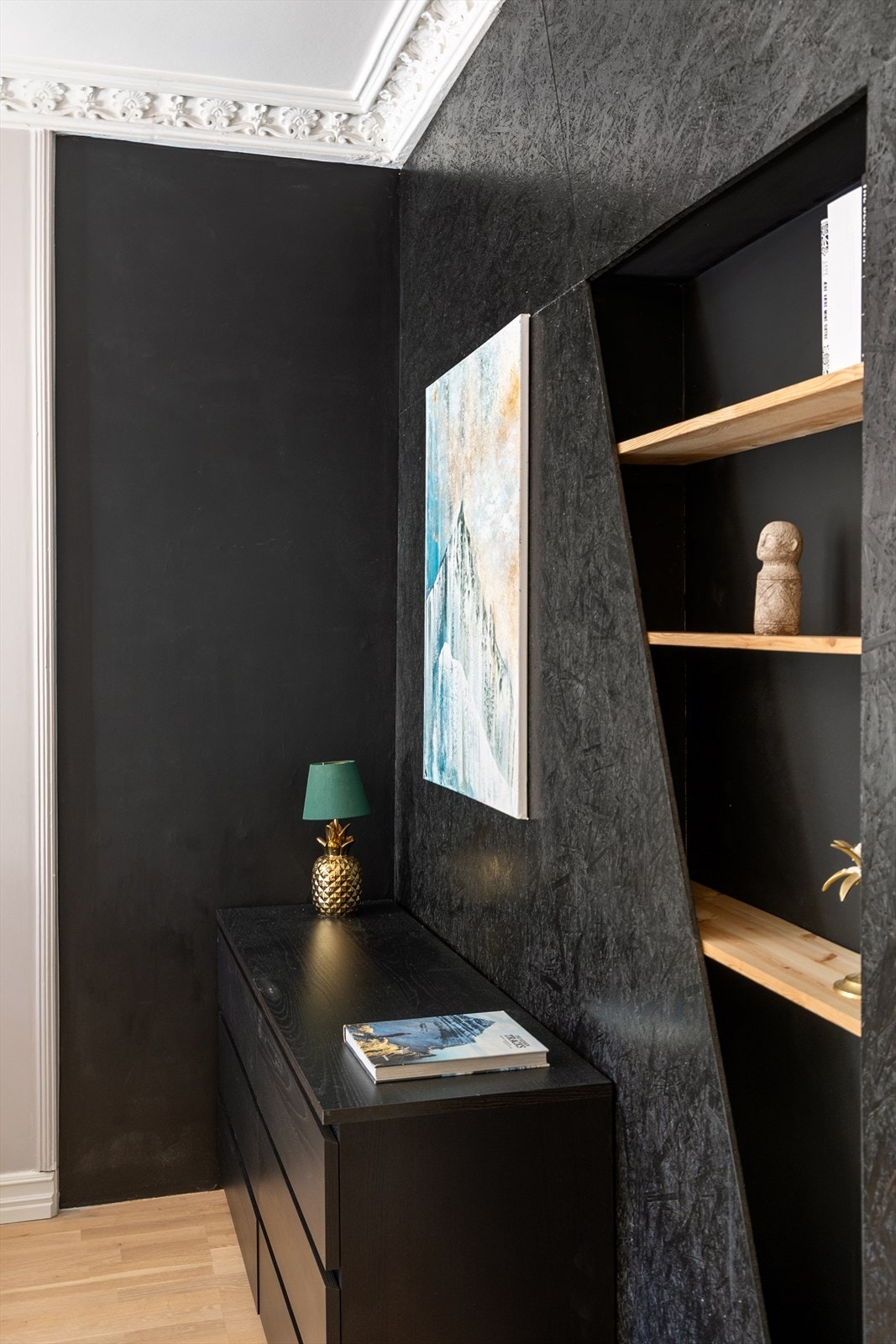 Det er god plass til en stor garderobeløsning. Galleribilde