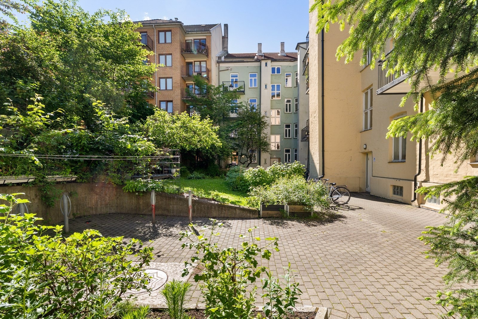 Sykkelparkering i bakgård bak. Galleribilde