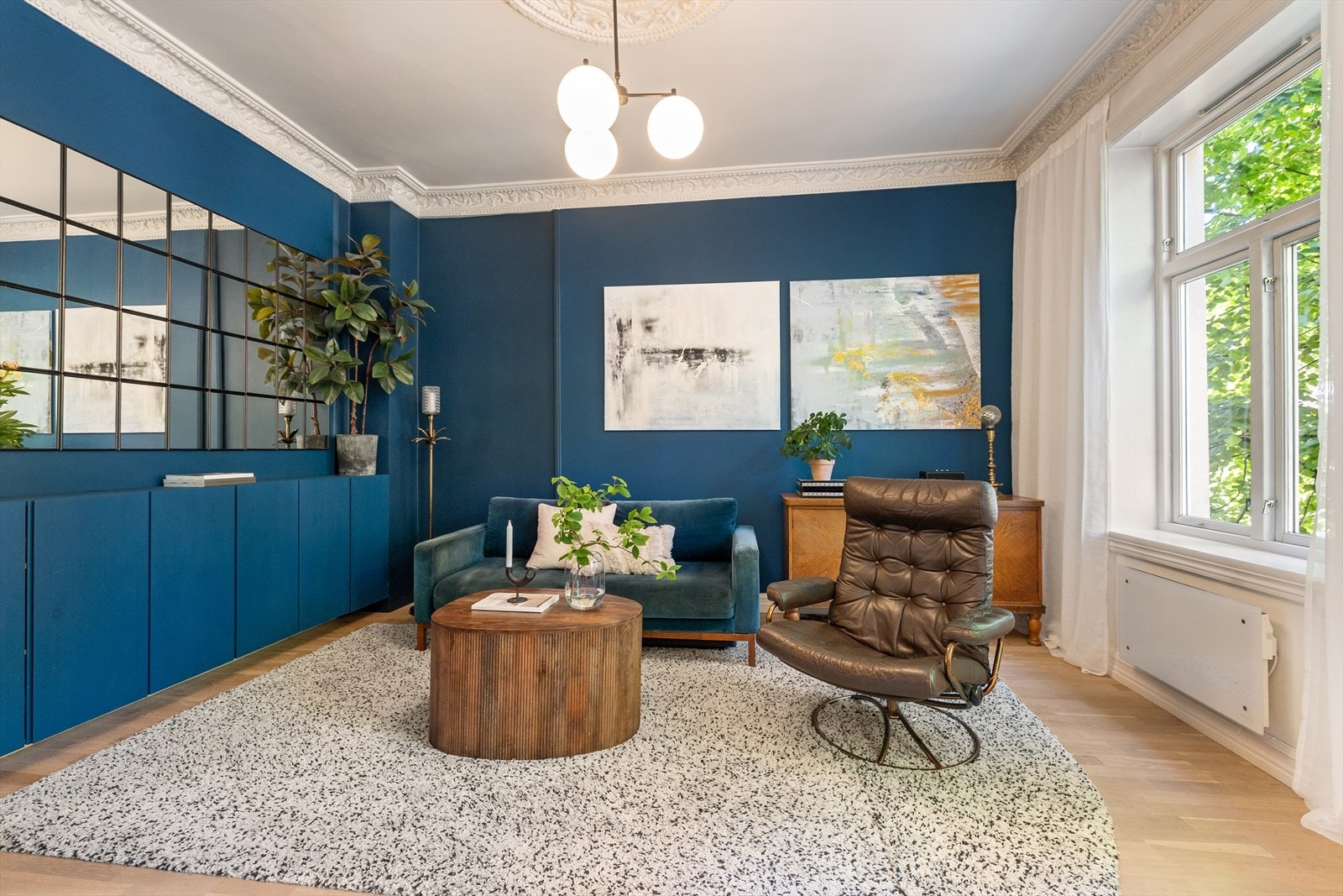 Legg merke til den gode takhøyden og de store vinduene. Her får du en romslig og god romfølelse! Galleribilde