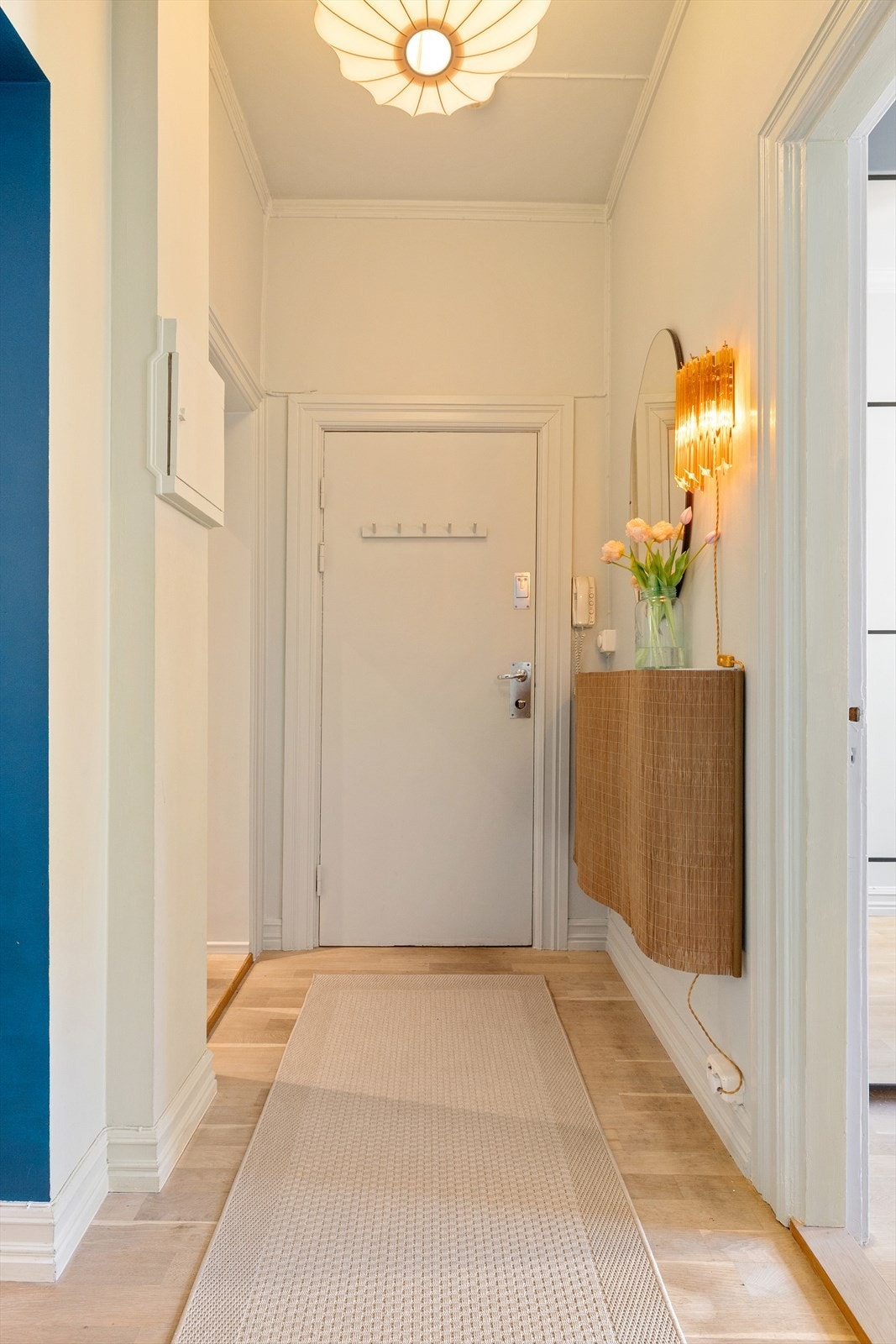 Det er god plass til å henge fra seg yttertøy i entréen. Galleribilde