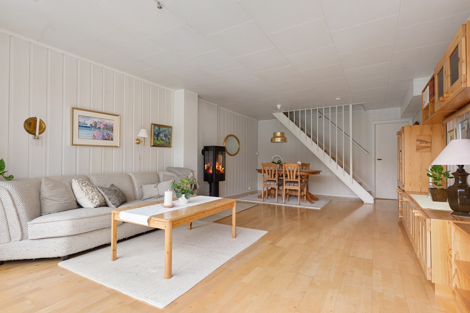 Her er det rikelig med plass til sofagruppe, tv-benk, spisebord og annet ønsket møblement Galleribilde