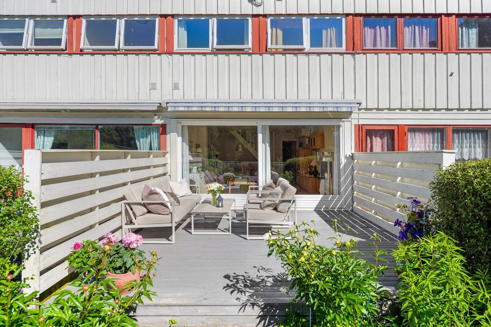 Terrassen som er på hele 18 kvm fungere som forlengelse av stuen på flotte sommer dager Galleribilde