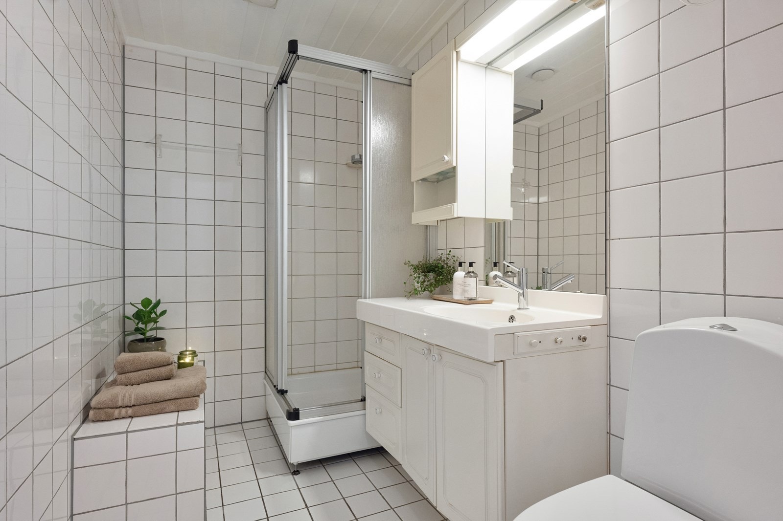 Badet i 1. etasje har flislagt gulv og vegger - i gulvet er det lagt varmekabler Galleribilde