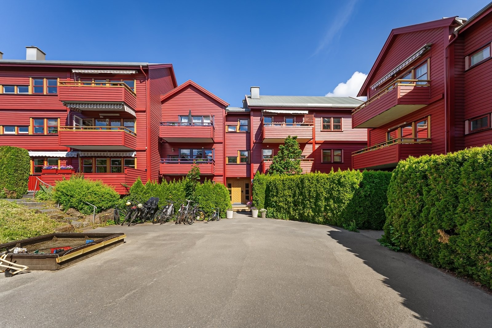 Leiligheten ligger i idylliske og barnevennlige omgivelser. Galleribilde