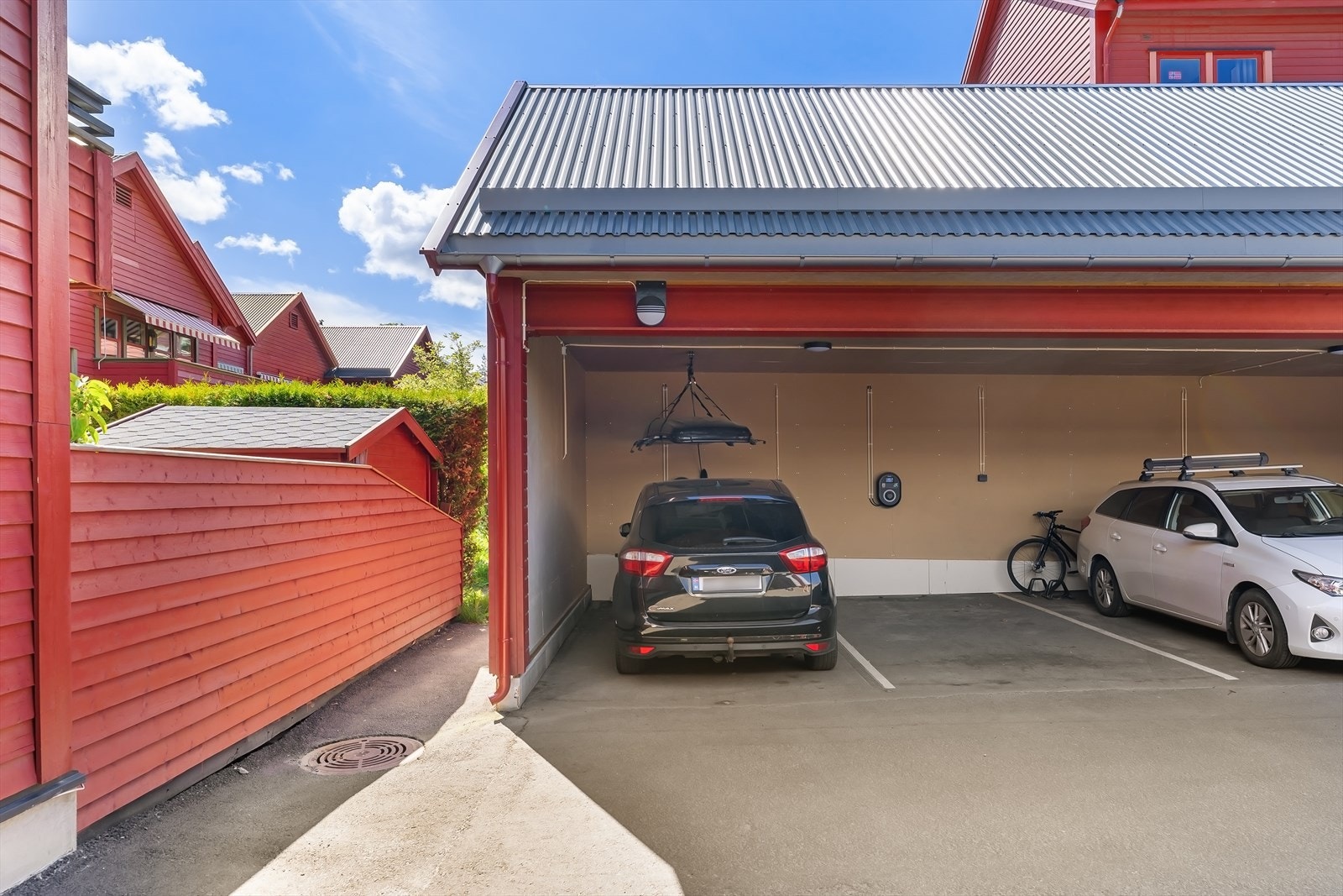 Parkeringsplass i carport med elbillader. Galleribilde