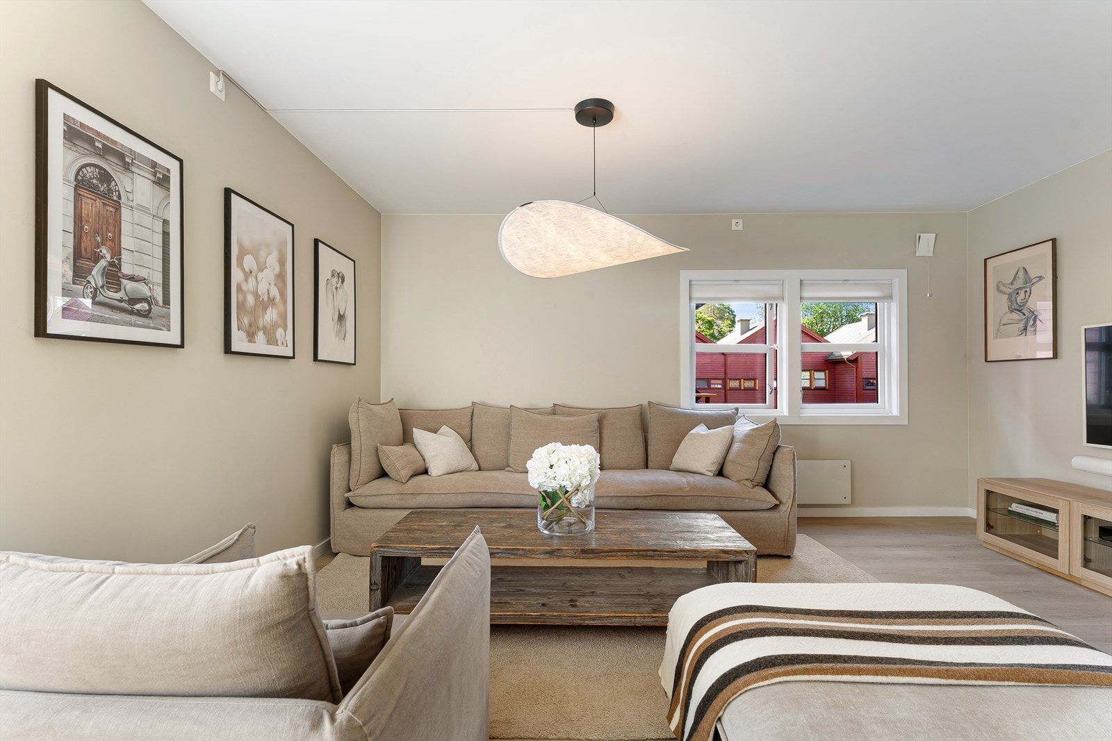 Her er det god plass til både sofagruppe, TV-løsning og spiseplass, perfekt for både hverdag og selskapeligheter. Galleribilde