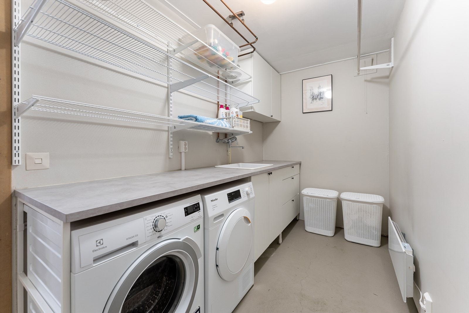 Den ene delen er innredet med eget vaskeromsområde og opplegg for vaskemaskin. Galleribilde