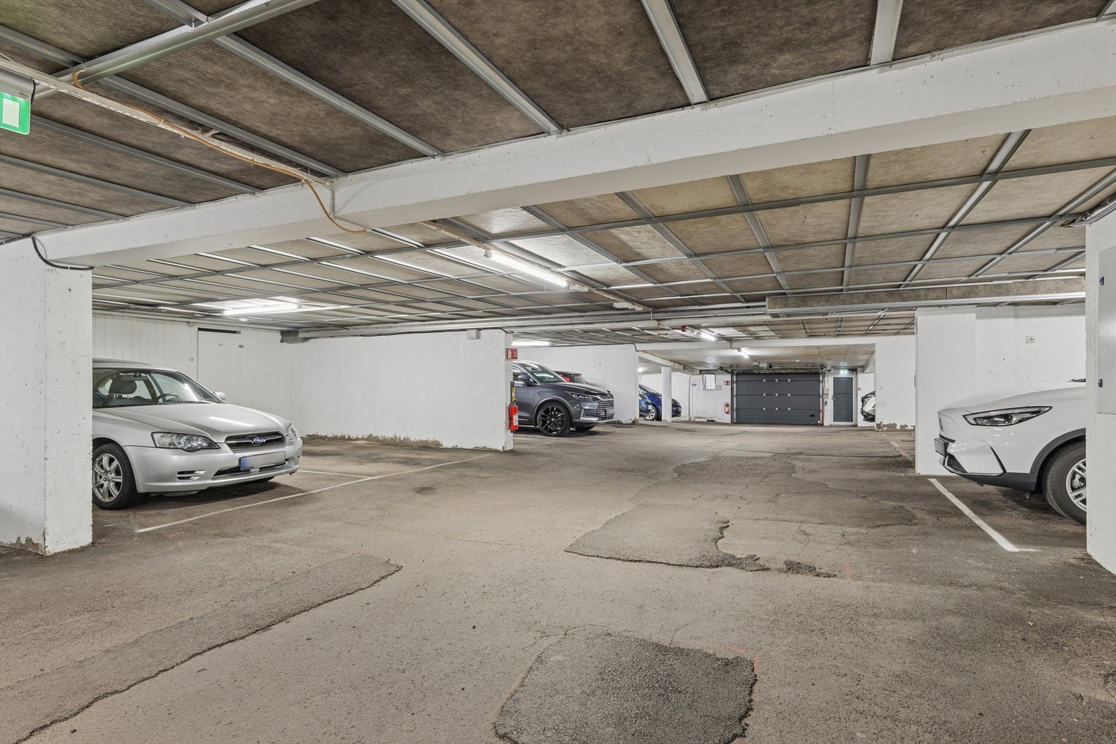 Garasjeplass i kjeller med bod Galleribilde