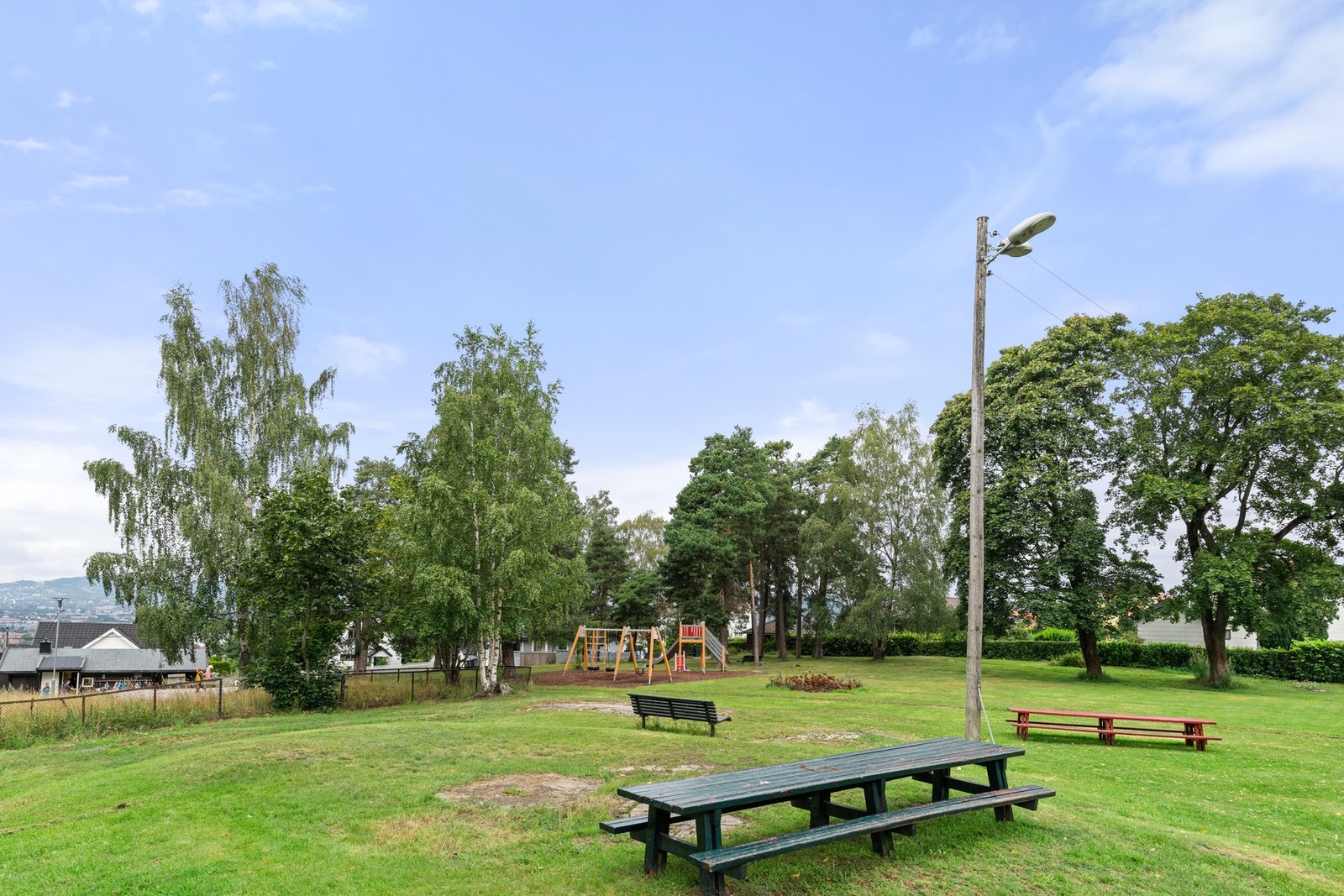 Kort gange til flotte parker. Høyenhallparken og andedammen med Høyenhall velhus Galleribilde