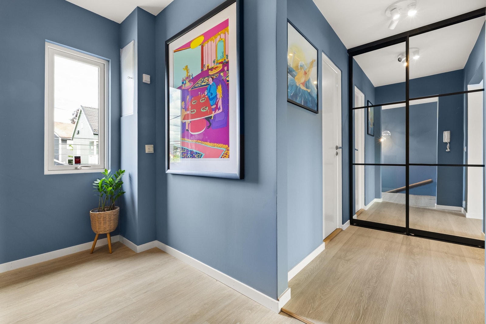 Trappegang og mellomgang med skyvedørsgarderobe Galleribilde