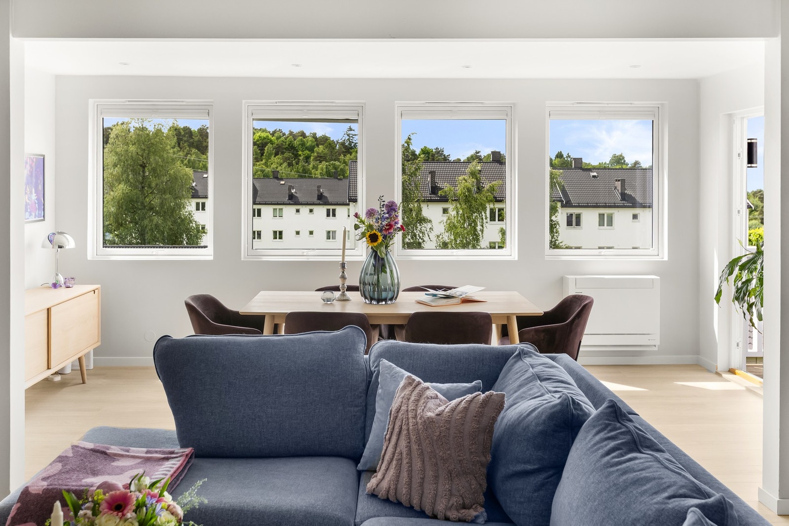 Det er montert utvendinge screens på fire av stuevinduene Galleribilde