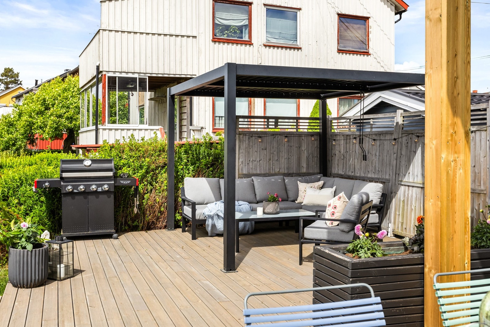 Lun sone med pergola med lamelltak som kan åpnes Galleribilde
