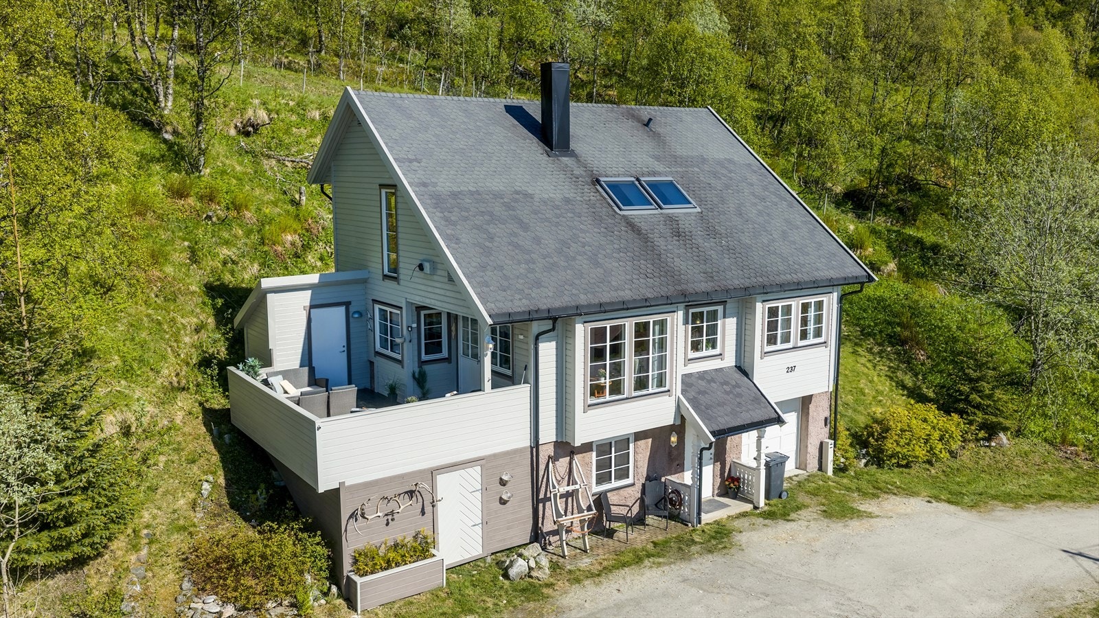 Eiendommen disponerer en stor tomt på 1 536 kvm, med nærhet til natur og sjø. Galleribilde