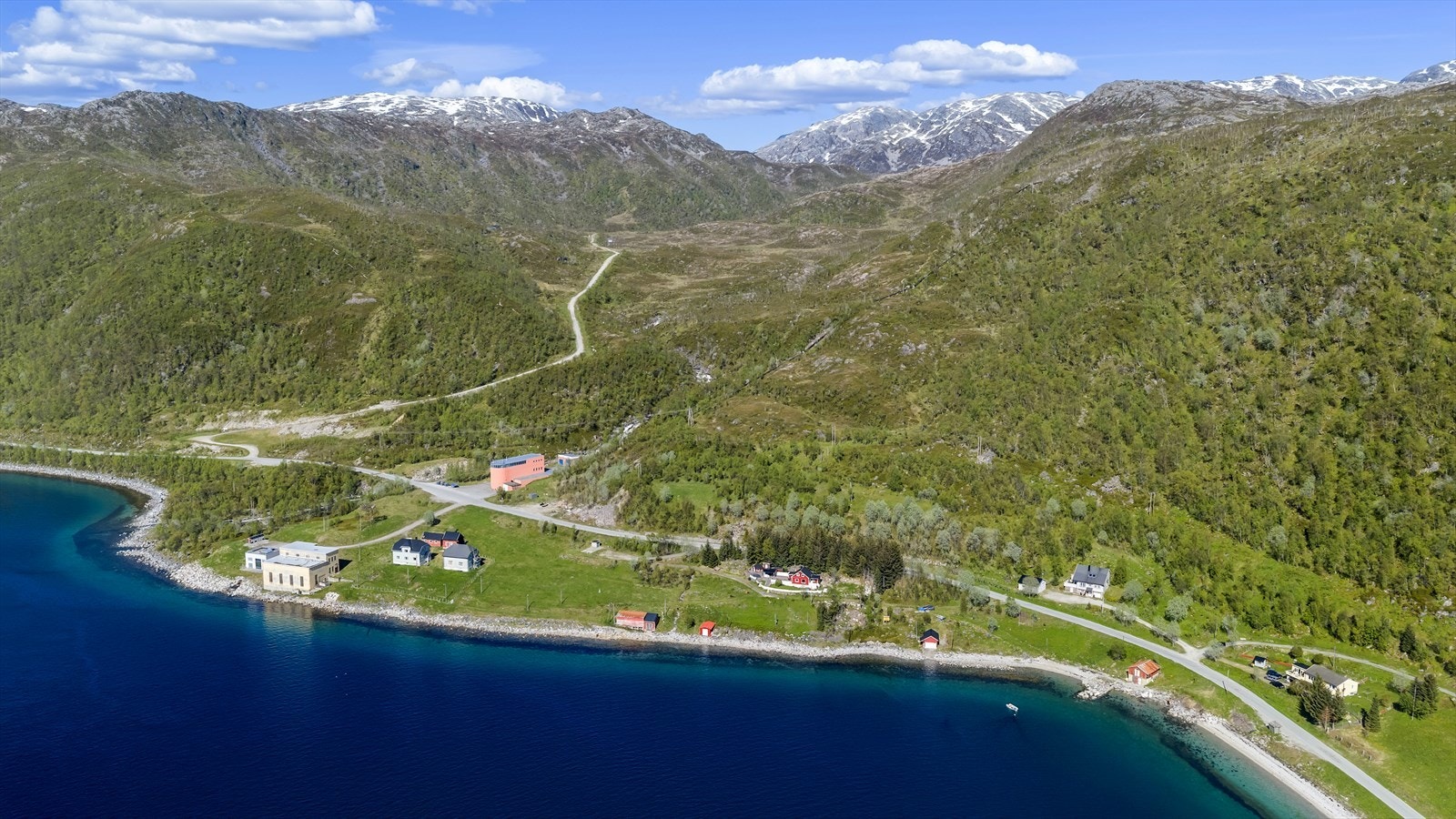 Den vakre fjorden gir gode muligheter for rekreasjon og fritidsaktiviteter. Galleribilde