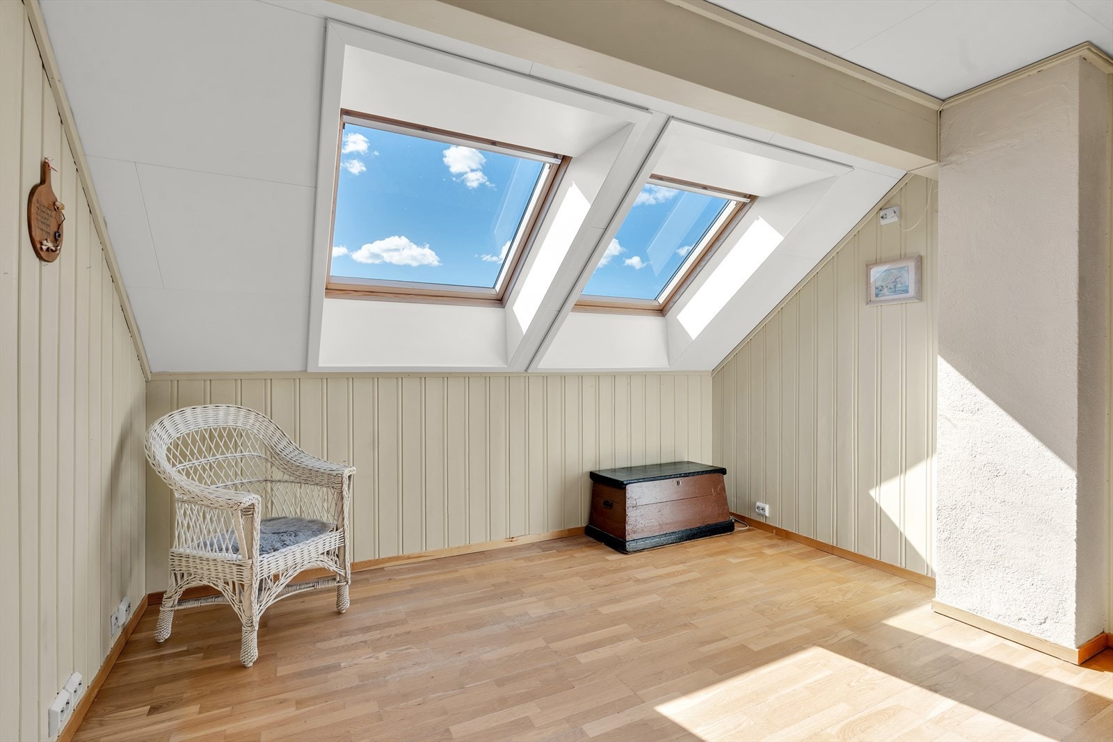 Lys og innbydende loftstue med store takvinduer som slipper inn rikelig med naturlig lys. Galleribilde