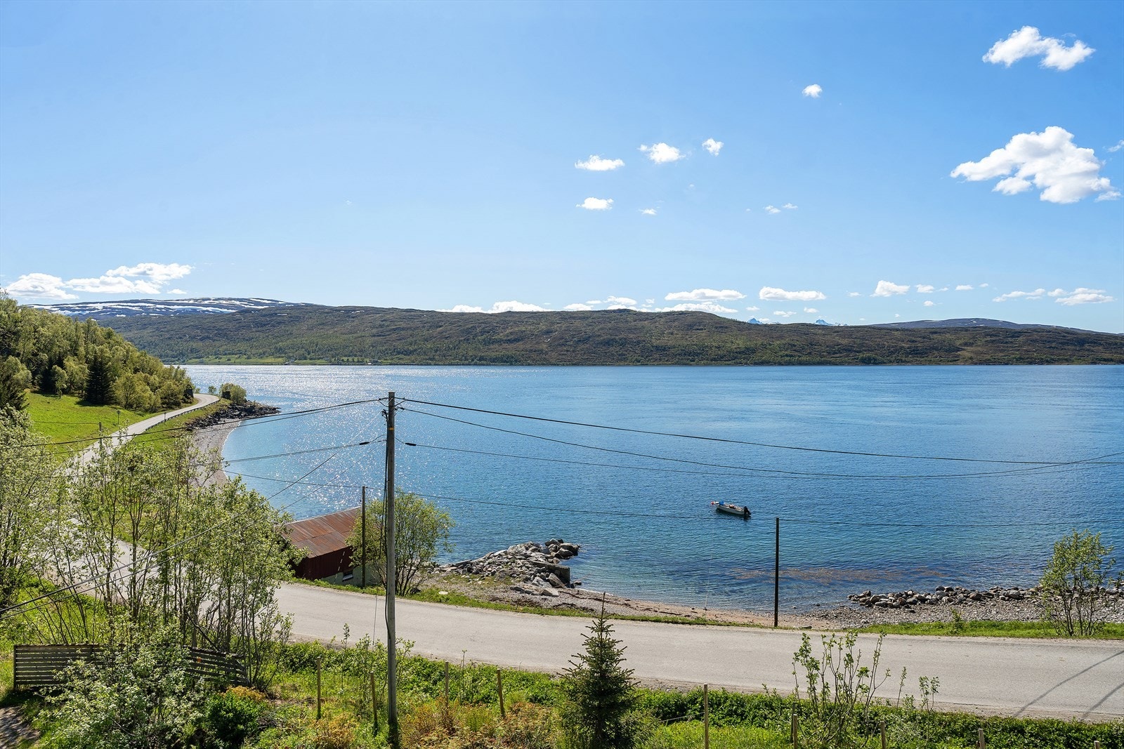 Eiendommen ligger idyllisk til i Kårvika, et rolig og familievennlig område med flotte naturopplevelser like utenfor døren. Galleribilde