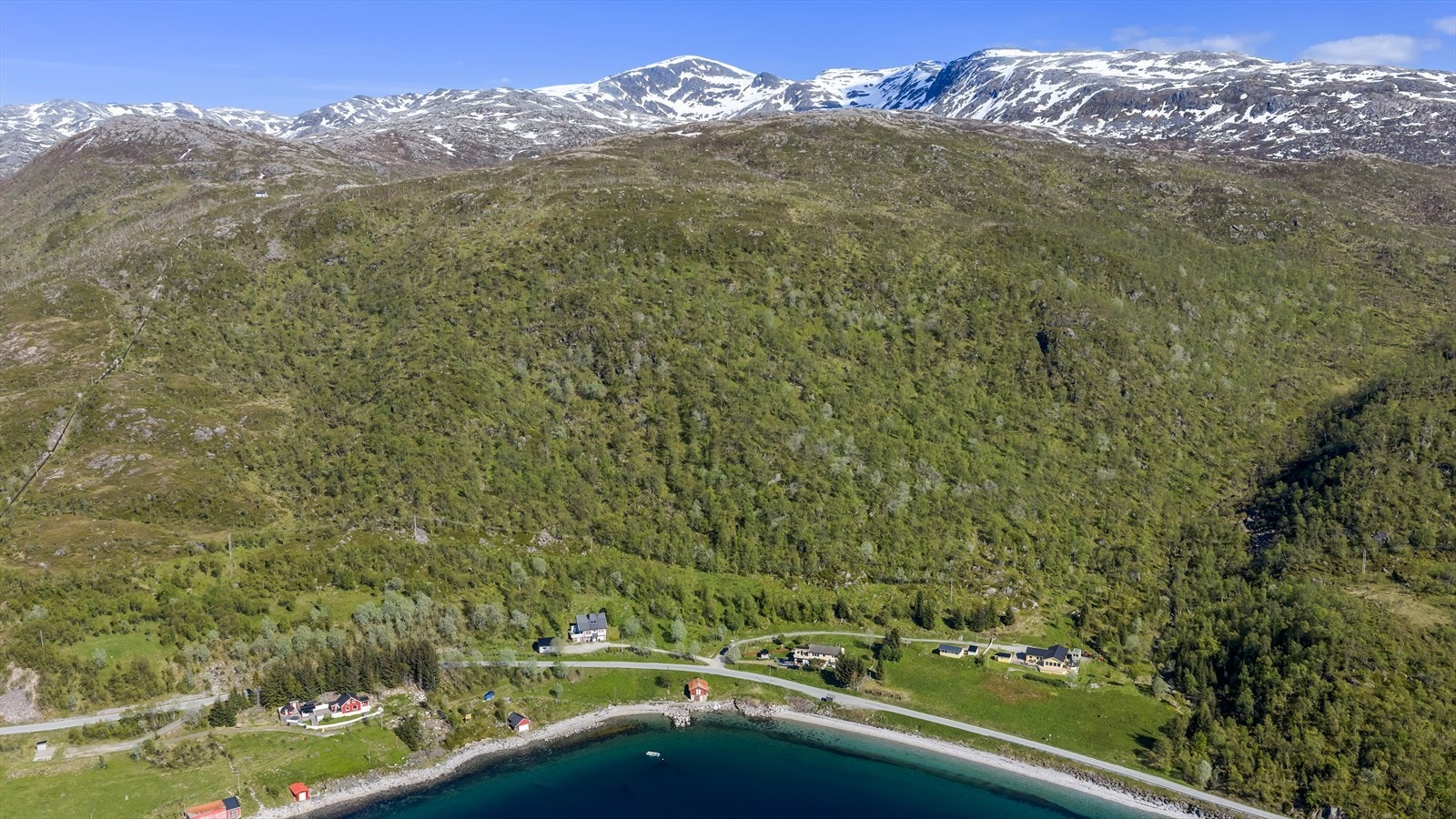 Området har en spredt bebyggelse og rikelig med grøntarealer. Galleribilde