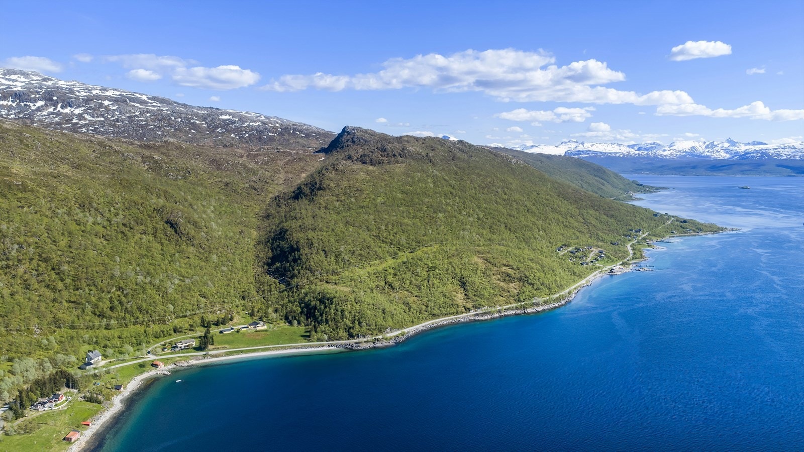 Bebyggelsen ligger omkranset av majestetiske fjell og natur. Galleribilde
