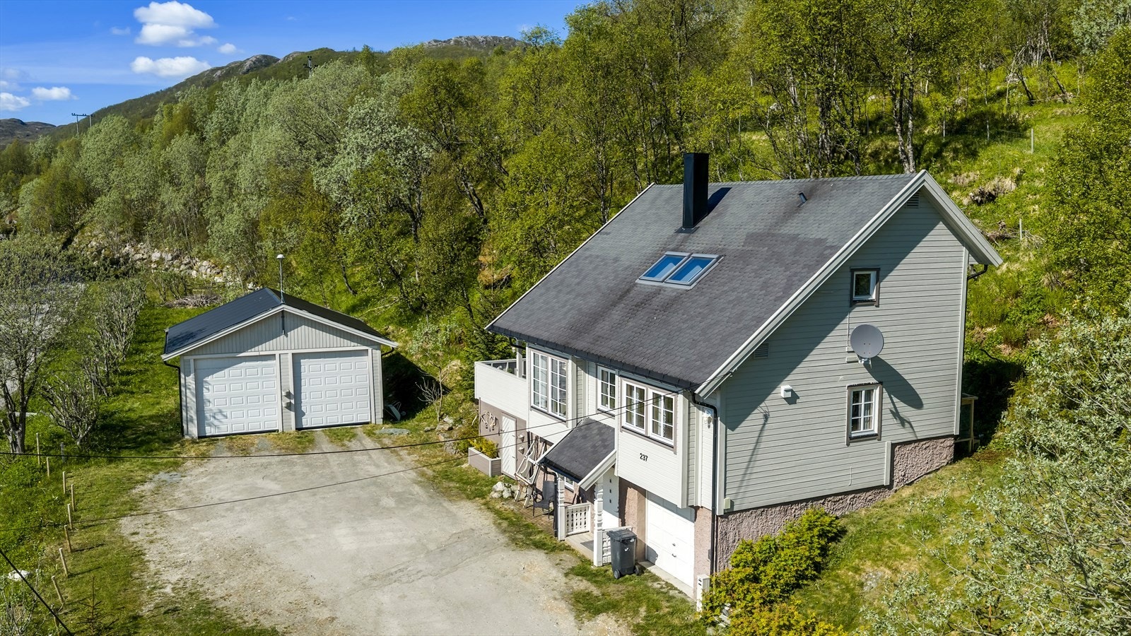 Boligen disponerer en dobbeltgarasje, i tillegg er det gode parkeringsmuligheter på tomten. Galleribilde