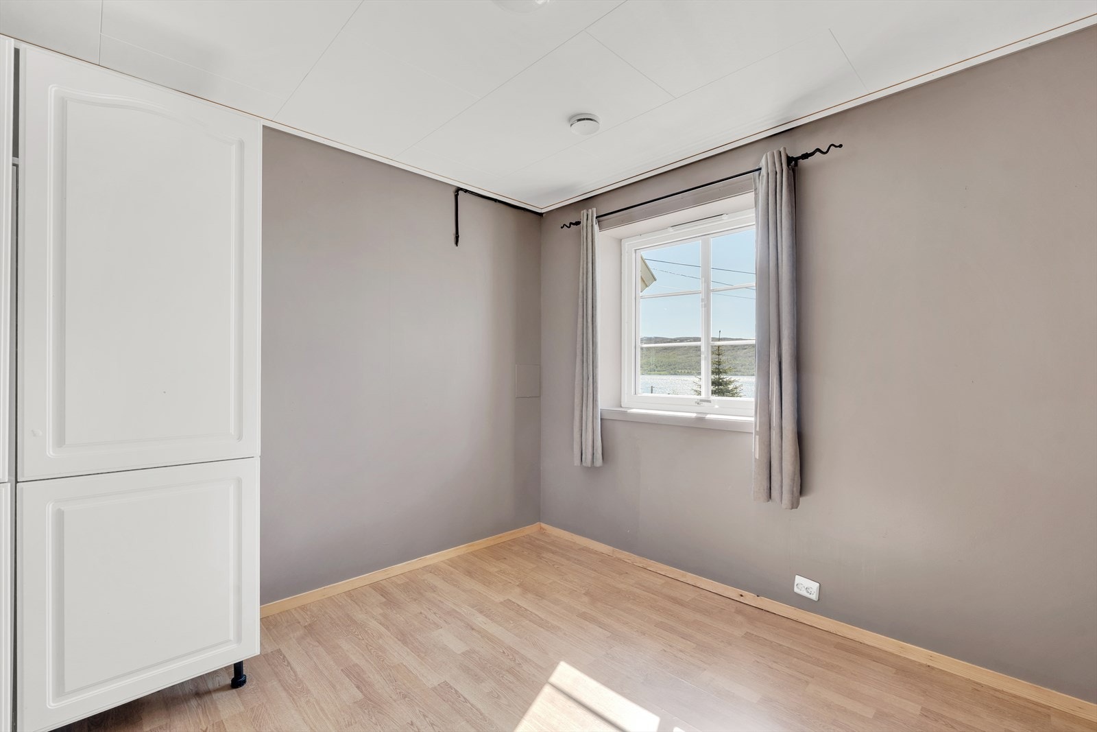 Soverom 3- gjennomført i et behagelig fargevalg, med god plass til stor seng og annet ønsket møblement. Galleribilde