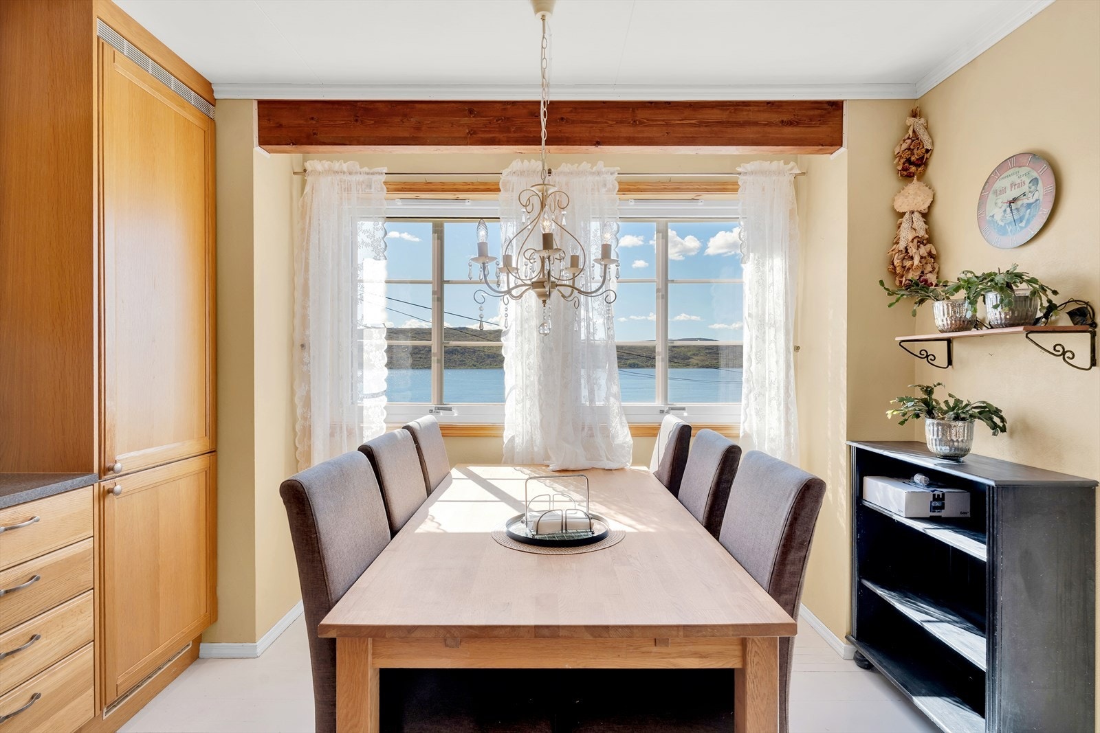 God plass til stor spisegruppe i front- perfekt for hyggelige måltider med familie og venner. Galleribilde
