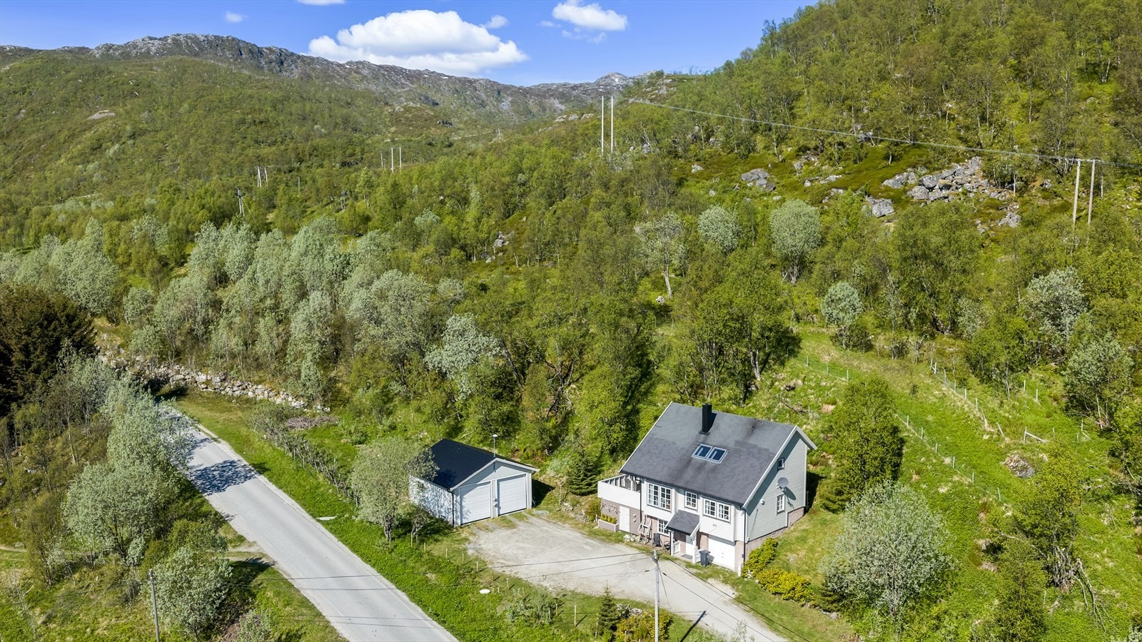 Boligen ligger fint til med usjenert beliggenhet og naturen tett på. Galleribilde